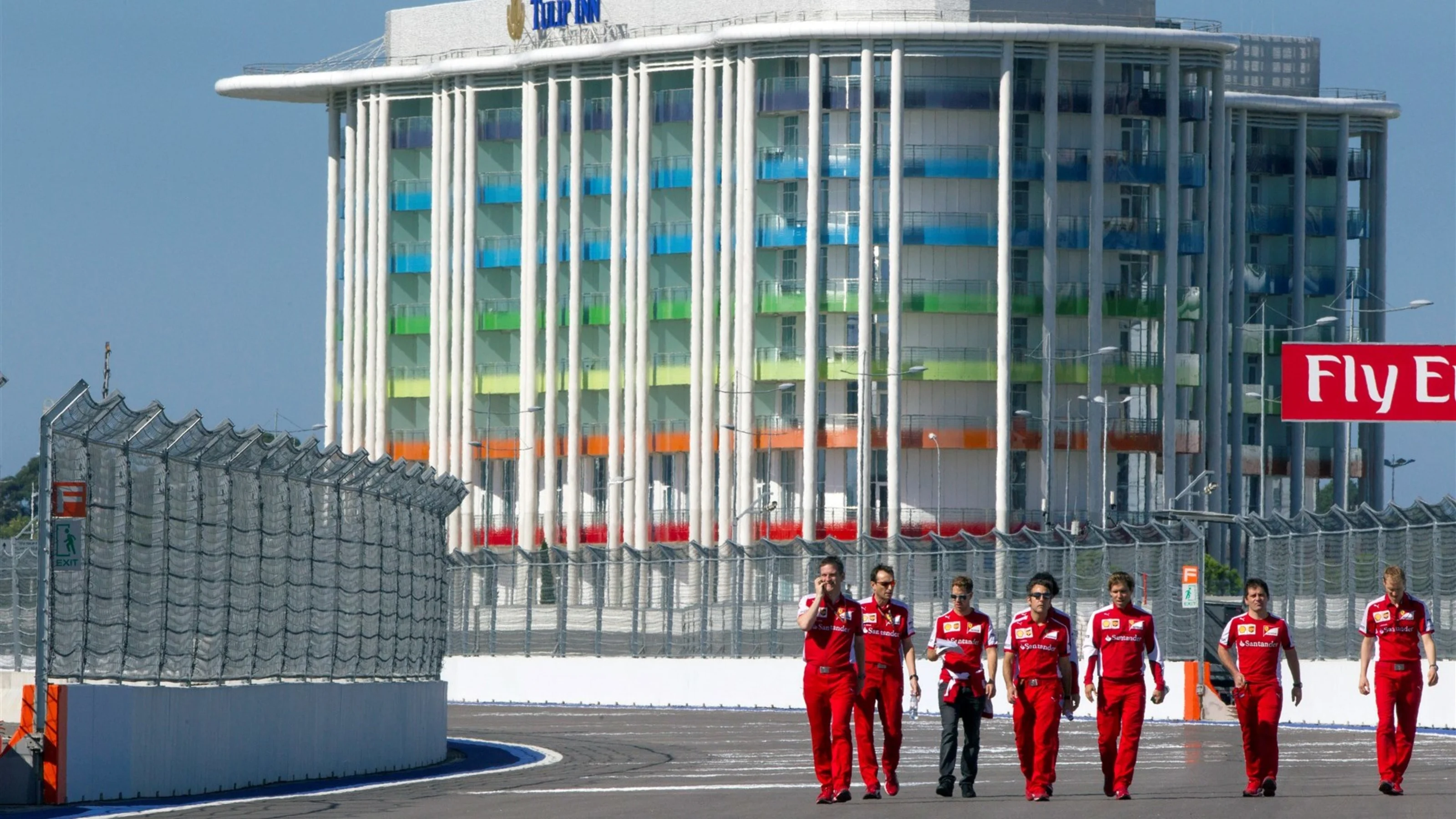 Sebastian Vettel (GER) Ferrari, James Allison (GBR) Ferrari Chassis Technical Director and the team