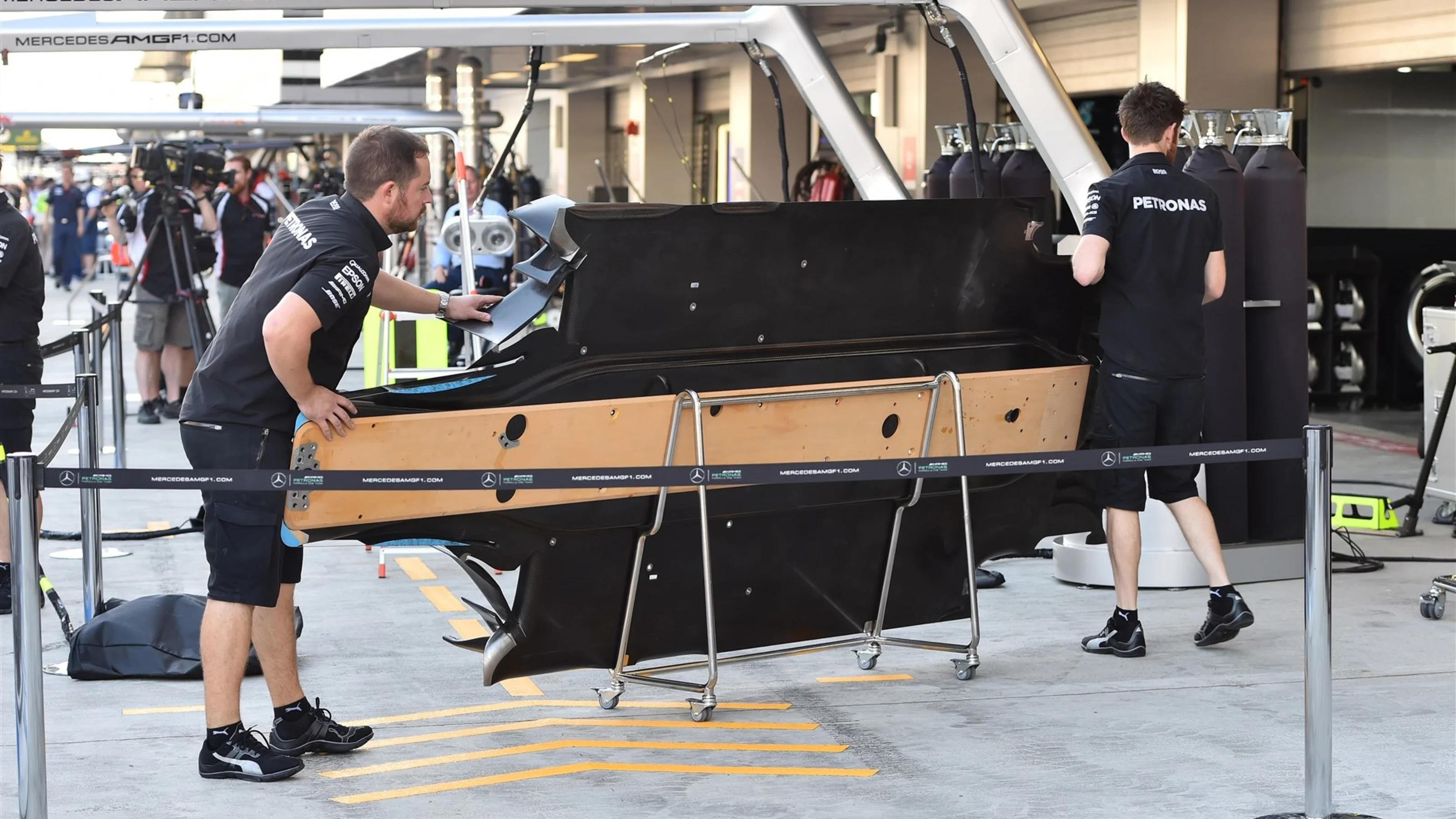Mercedes AMG F1 mechanics with Mercedes AMG F1 W06 floor at Formula One World Championship, Rd15,
