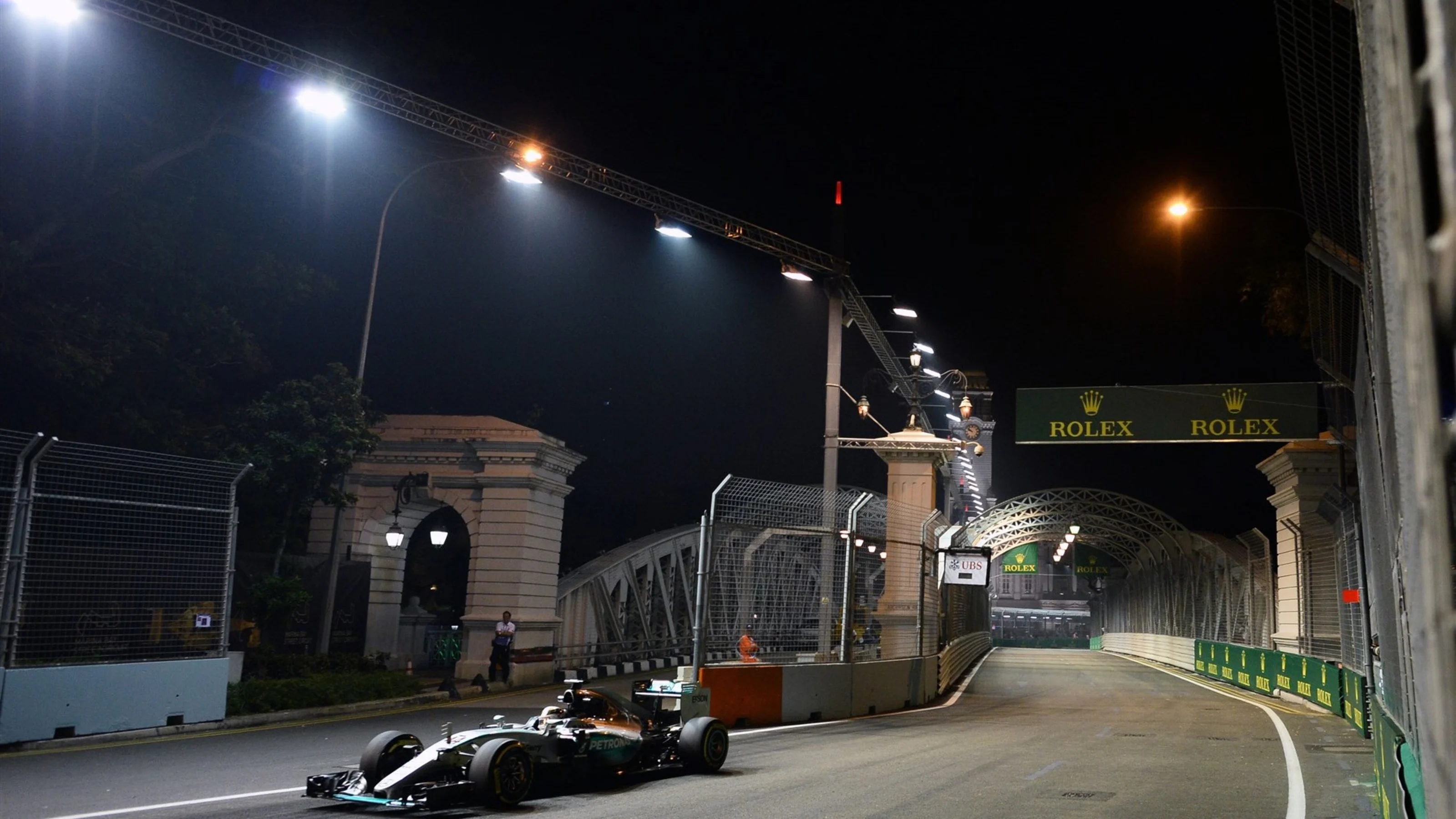 Lewis Hamilton (GBR) Mercedes AMG F1 W06 at Formula One World Championship, Rd13, Singapore Grand