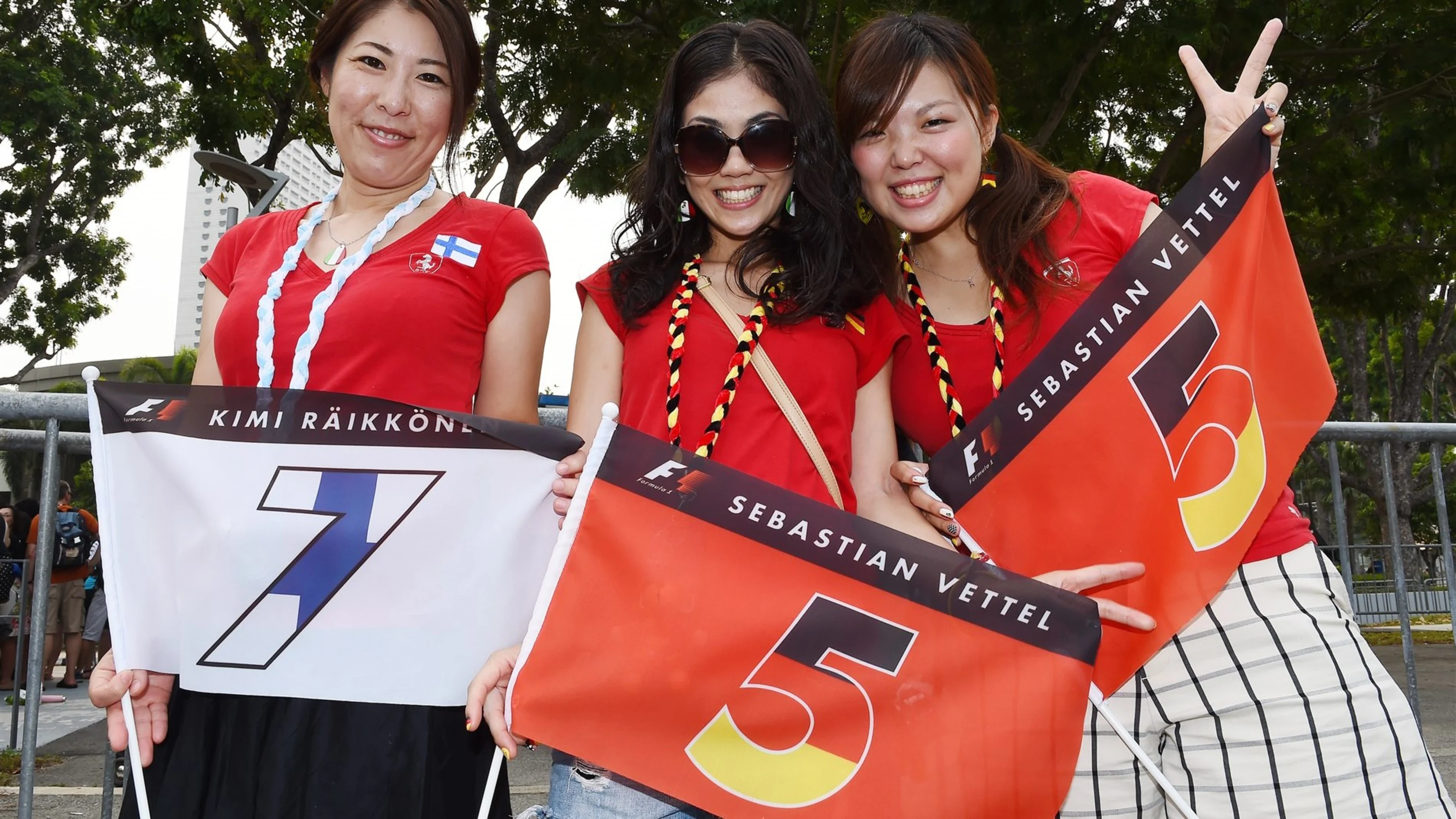 Fans at Formula One World Championship, Rd13, Singapore Grand Prix, Practice, Marina Bay Street