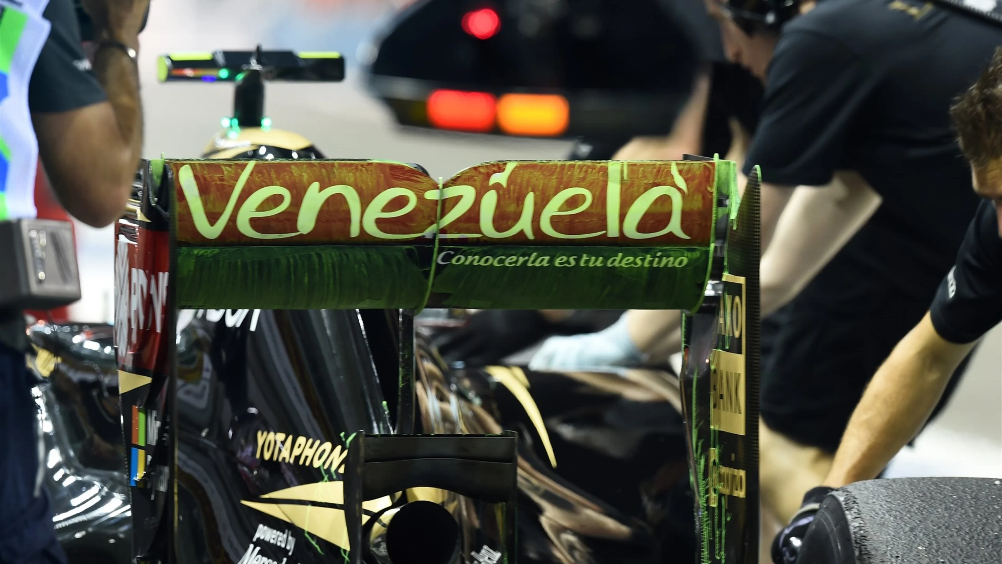 Pastor Maldonado (VEN) Lotus E23 Hybrid with aero paint on rear wing at Formula One World