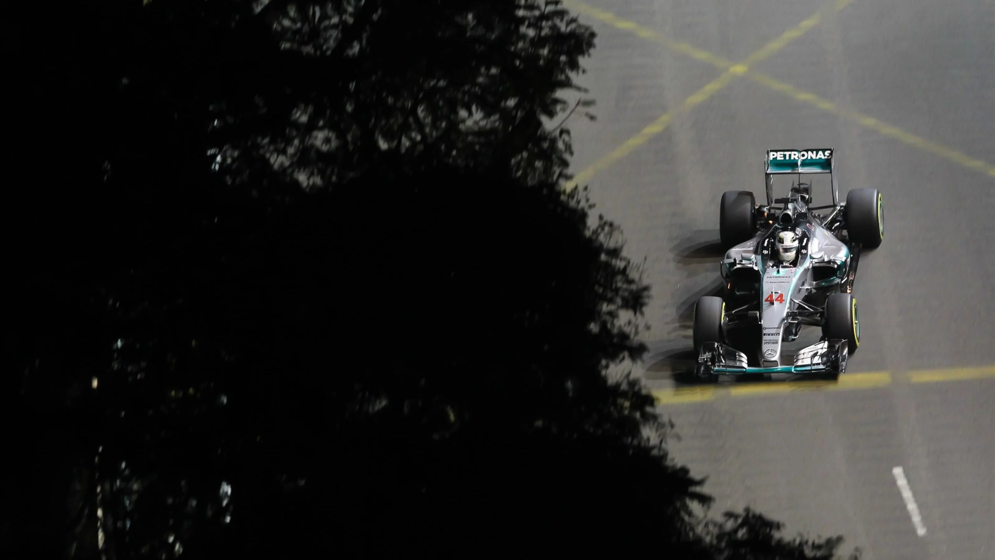 Lewis Hamilton (GBR) Mercedes AMG F1 W06at Formula One World Championship, Rd13, Singapore Grand