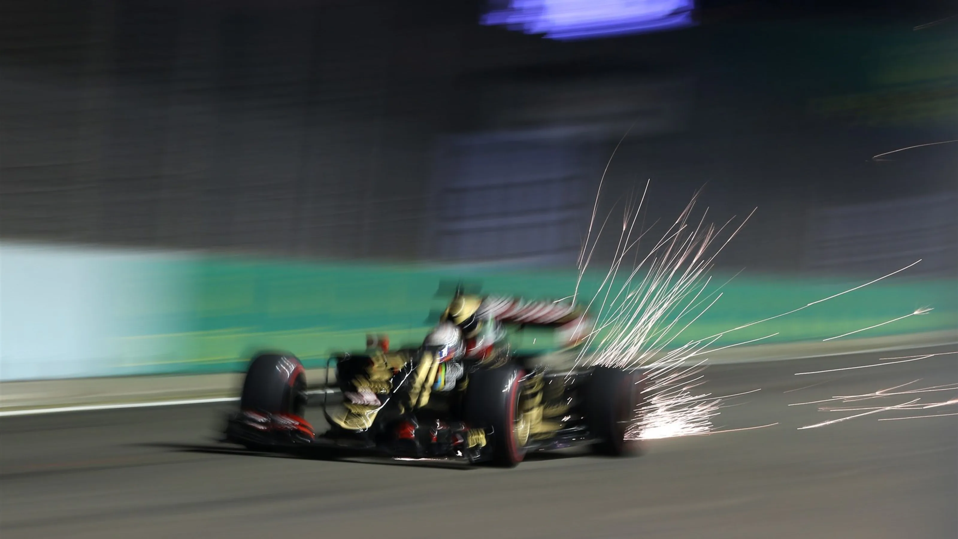 Romain Grosjean (FRA) Lotus E23 Hybrid sparks at Formula One World Championship, Rd13, Singapore
