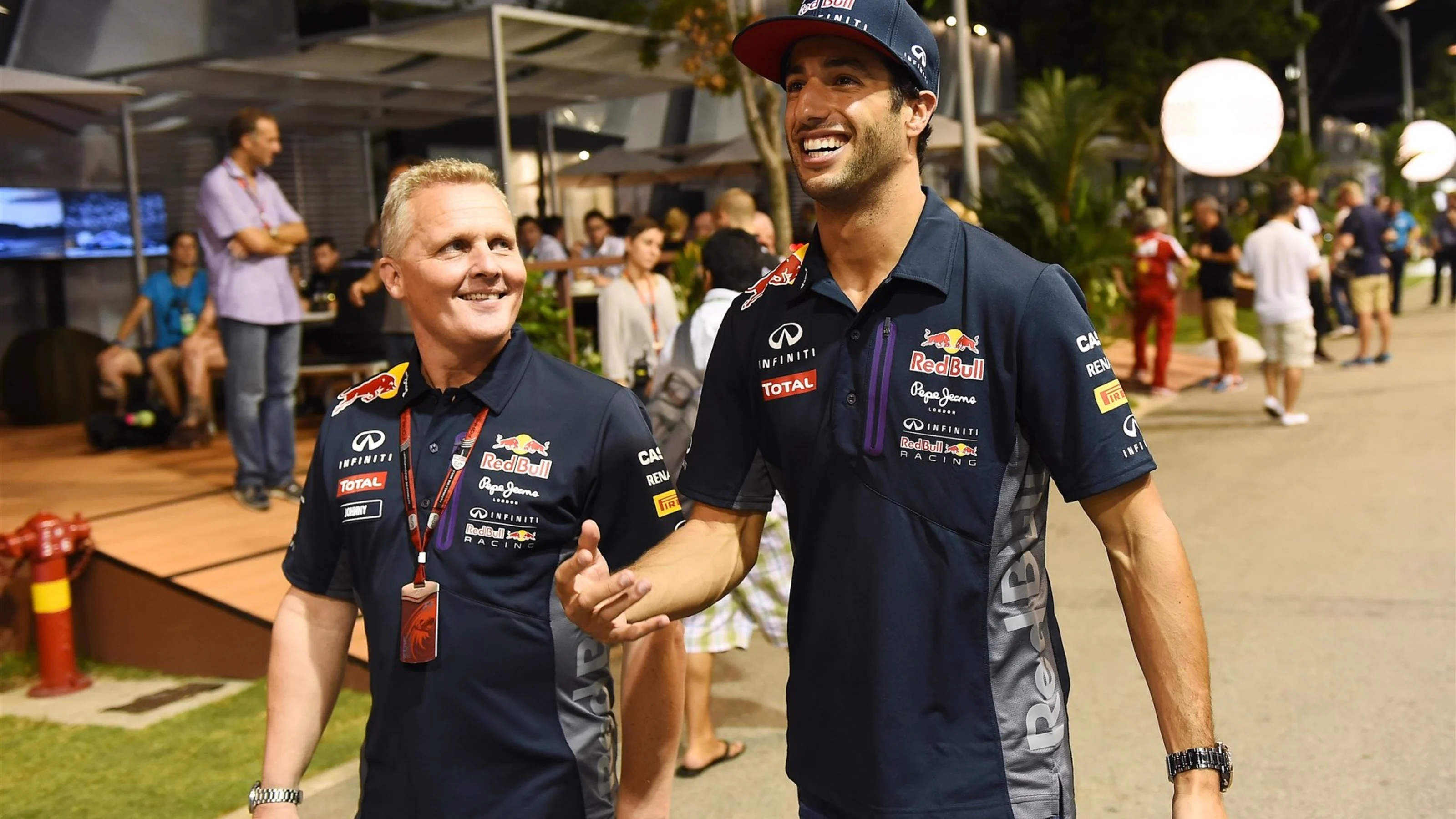 Johnny Herbert (GBR) Sky TV and Daniel Ricciardo (AUS) Red Bull Racing at Formula One World