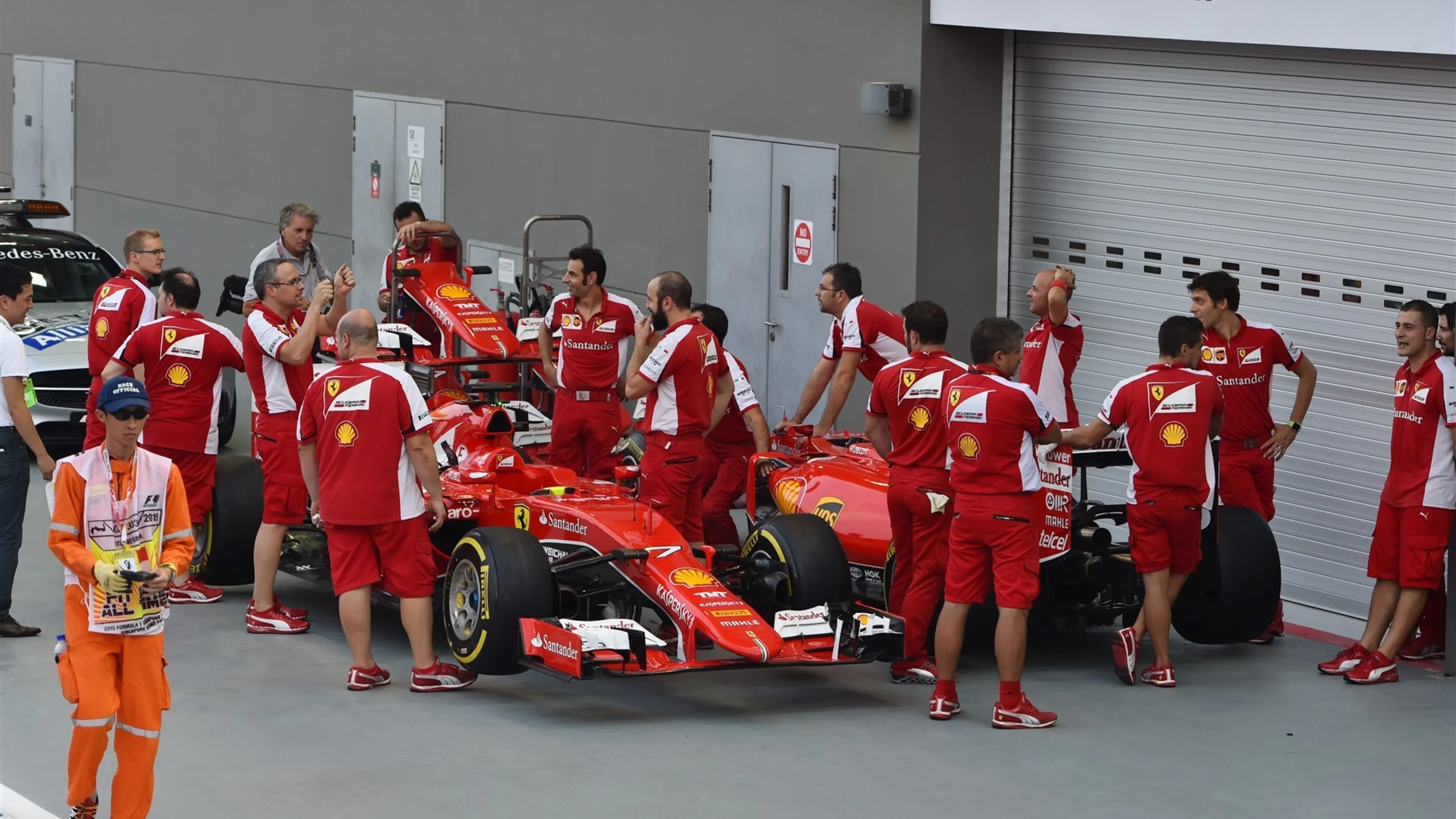 Ferrari mechanics with the Ferrari SF15-T cars at Formula One World Championship, Rd13, Singapore
