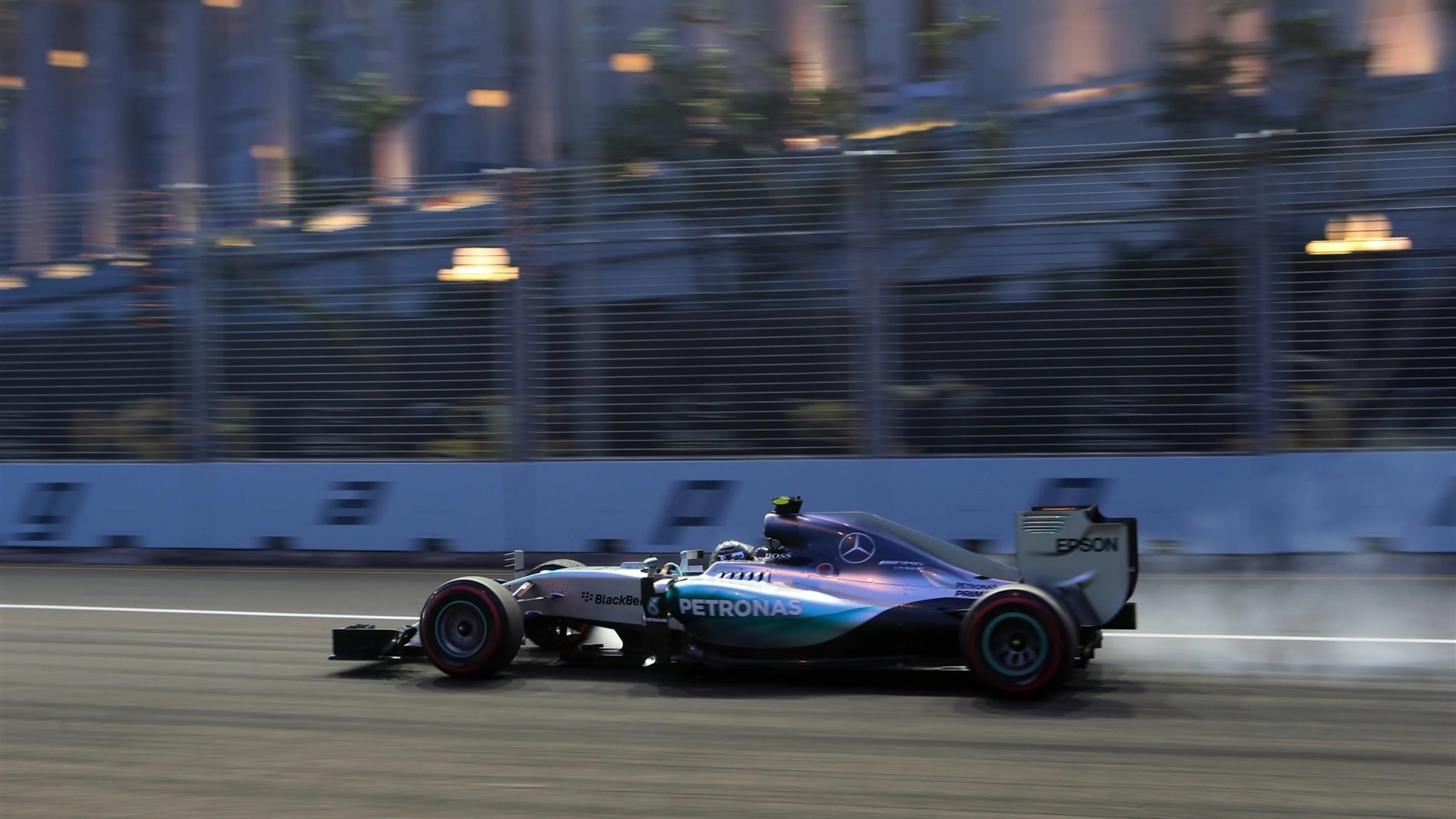 Nico Rosberg (GER) Mercedes AMG F1 W06 locks up at Formula One World Championship, Rd13, Singapore