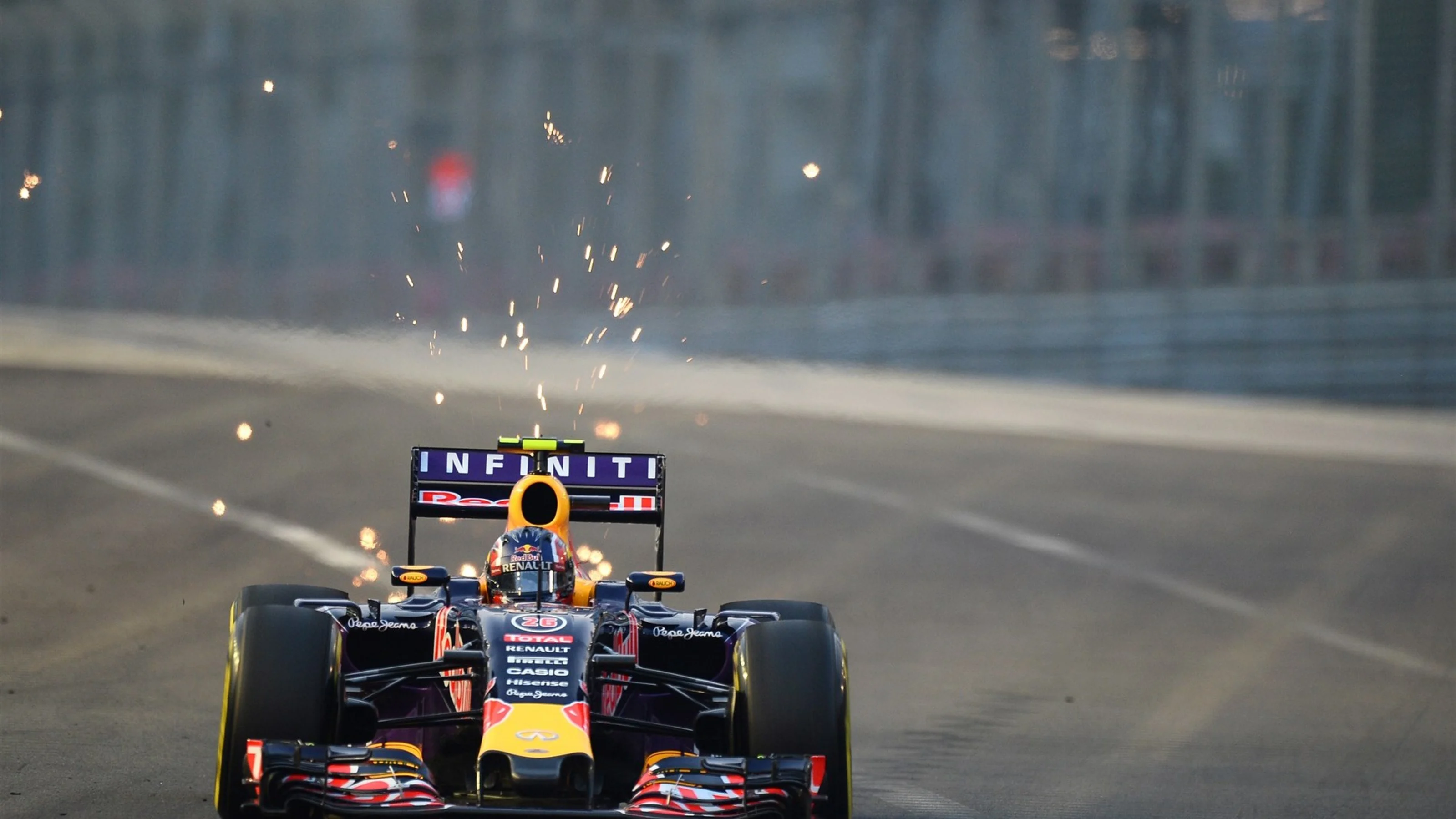 Daniil Kvyat (RUS) Red Bull Racing RB11 at Formula One World Championship, Rd13, Singapore Grand