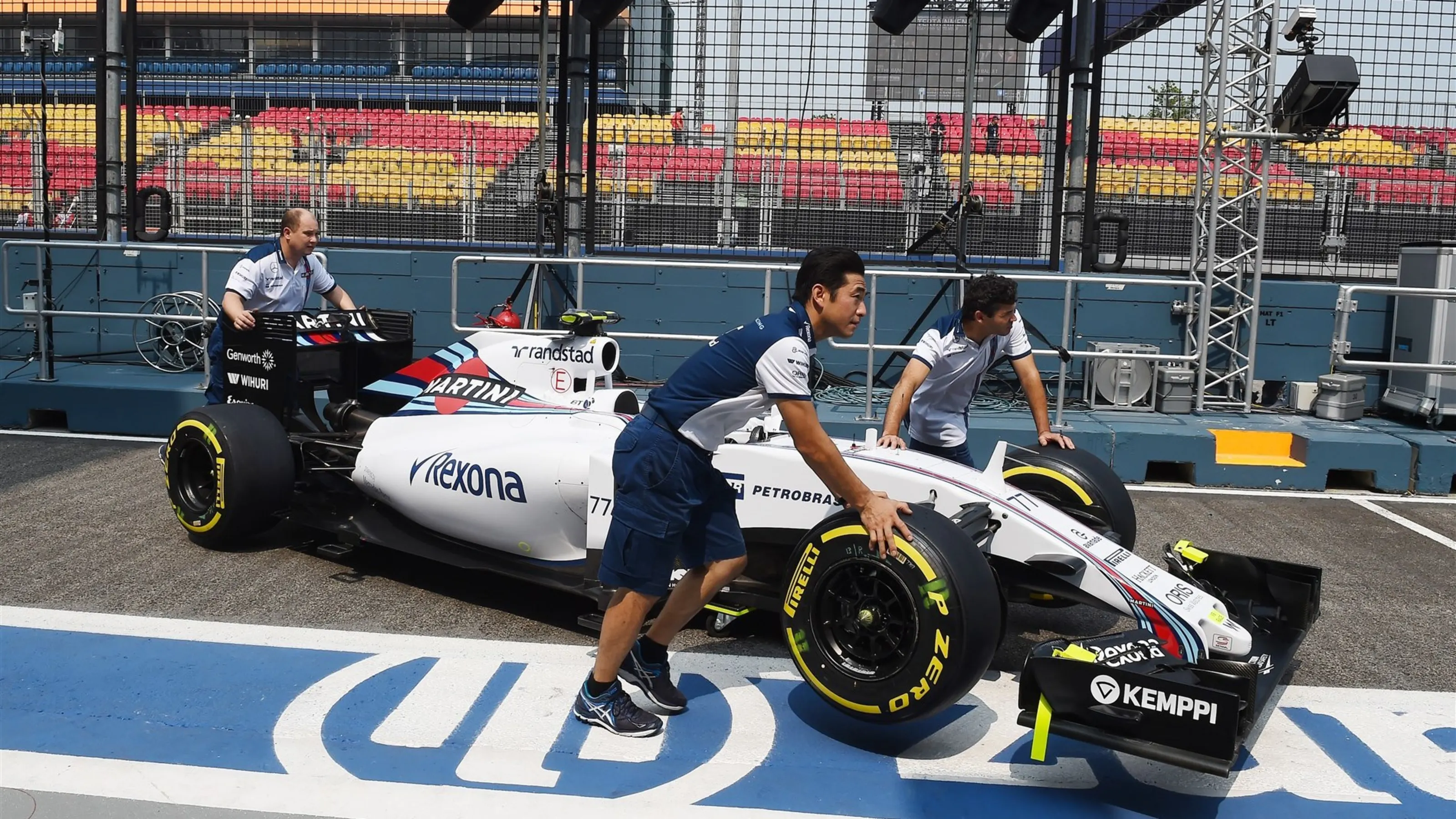 Williams mechanics with Williams FW37 at Formula One World Championship, Rd13, Singapore Grand