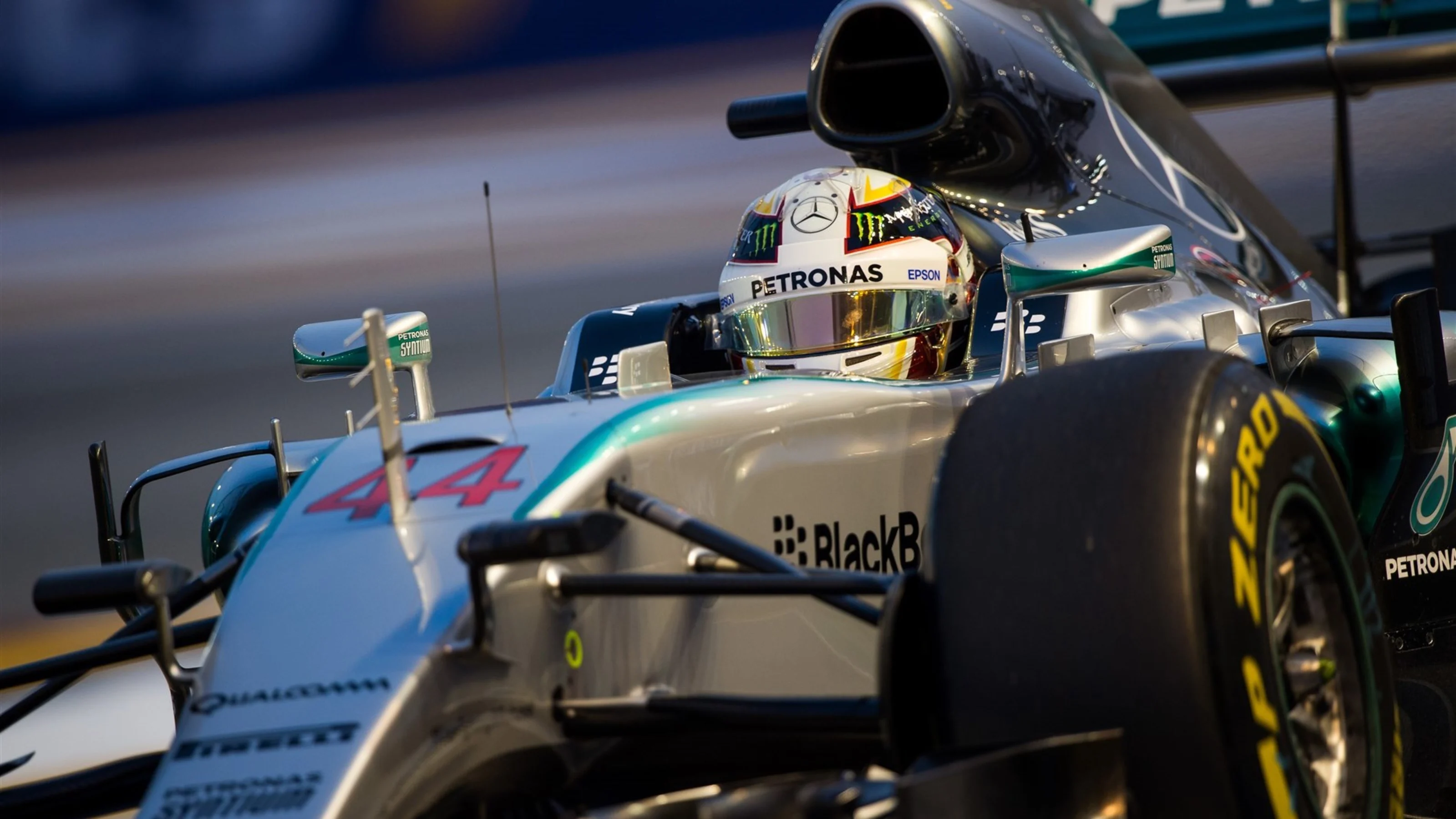 Lewis Hamilton (GBR) Mercedes AMG F1 W06 at Formula One World Championship, Rd13, Singapore Grand