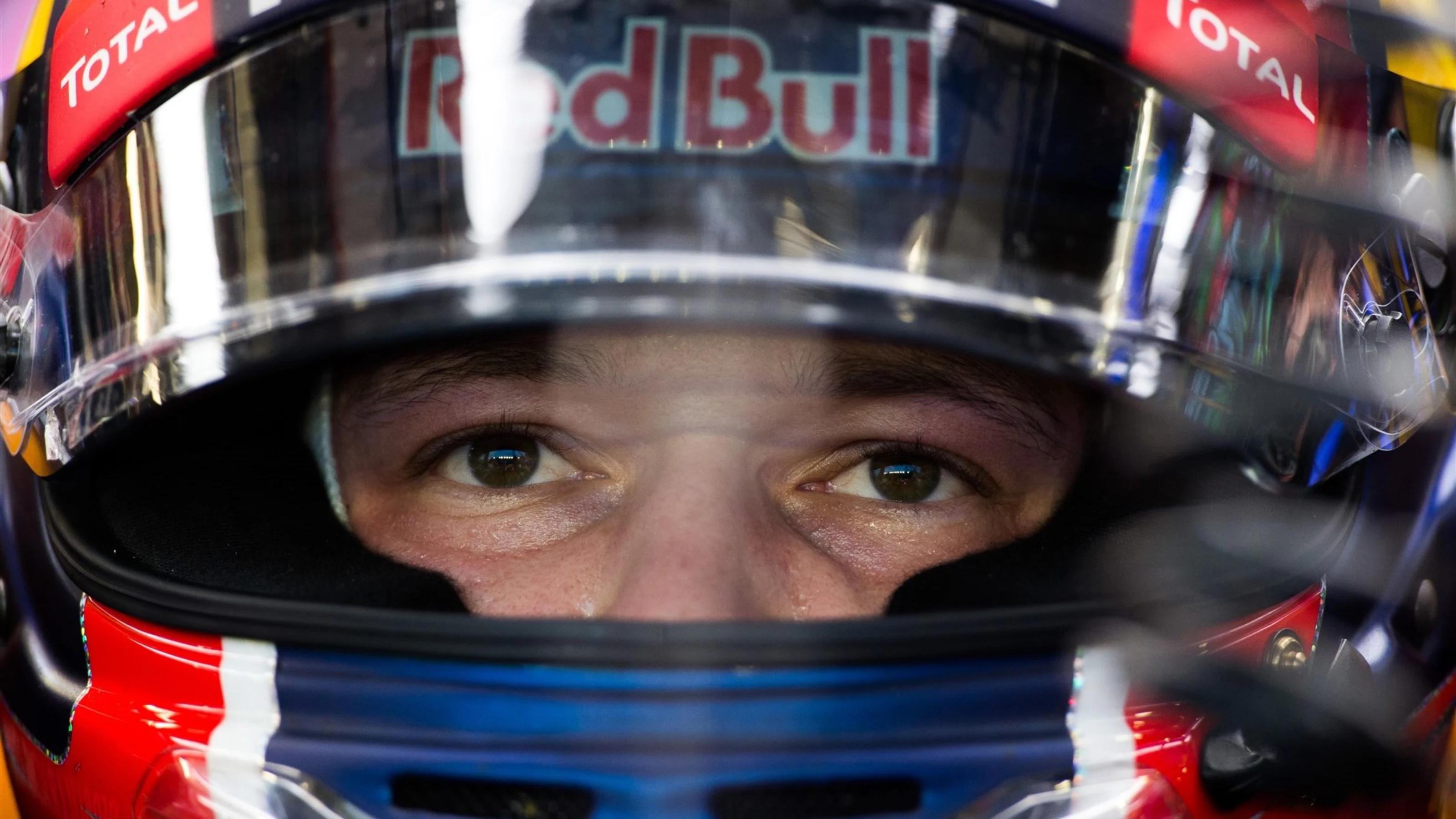Daniil Kvyat (RUS) Red Bull Racing RB11 at Formula One World Championship, Rd13, Singapore Grand