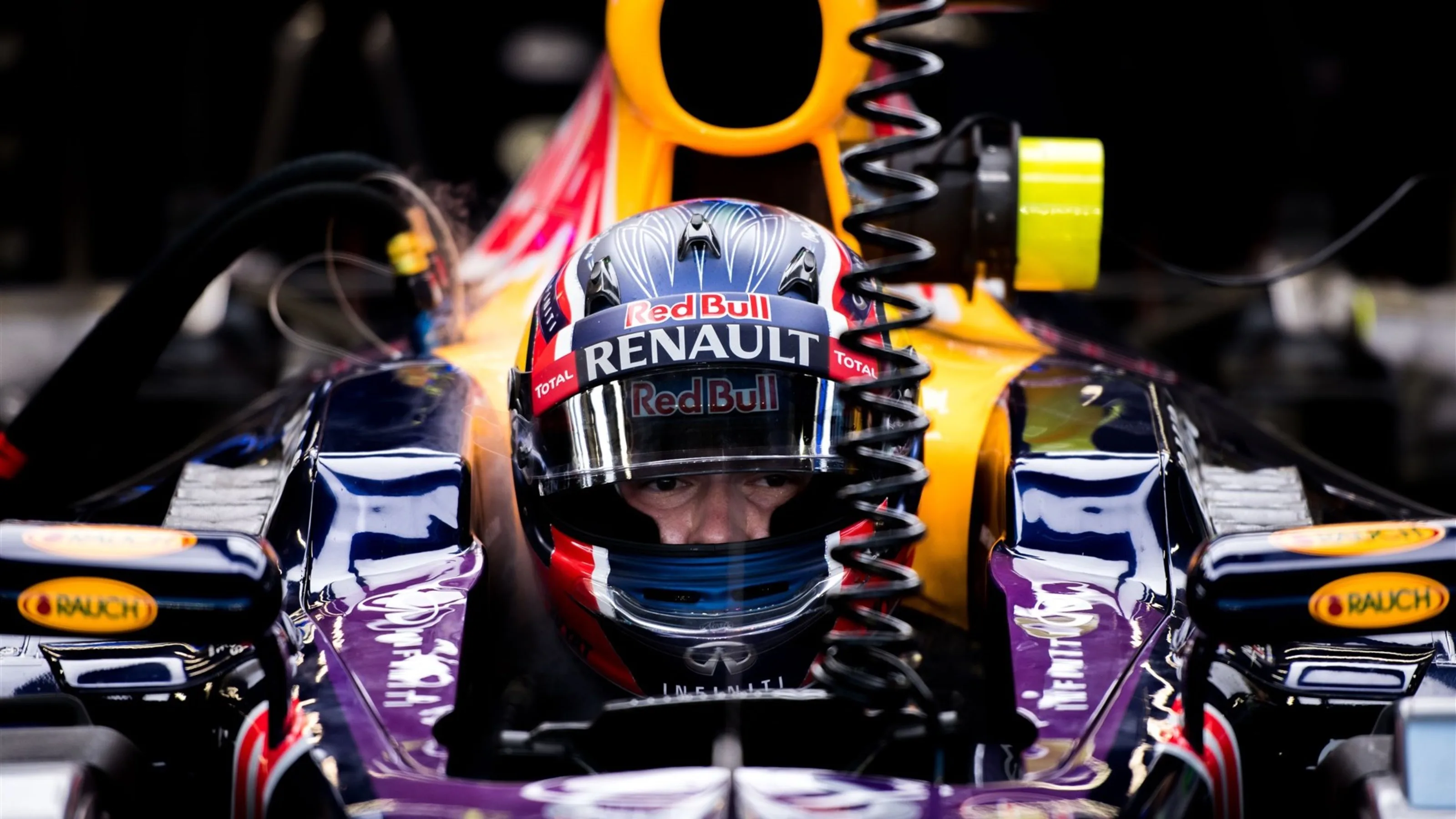 Daniil Kvyat (RUS) Red Bull Racing RB11 at Formula One World Championship, Rd13, Singapore Grand