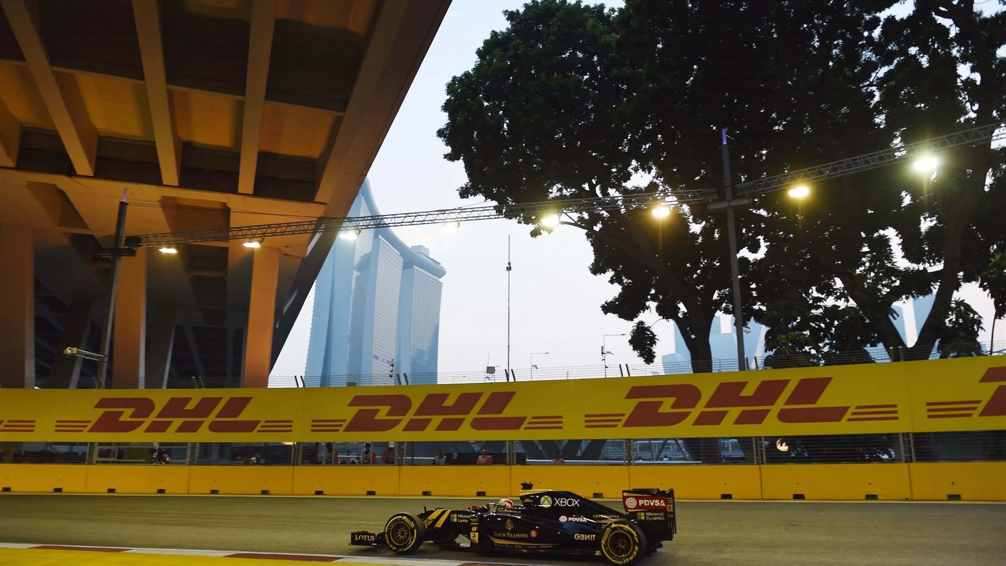 Romain Grosjean (FRA) Lotus E23 Hybrid at Formula One World Championship, Rd13, Singapore Grand