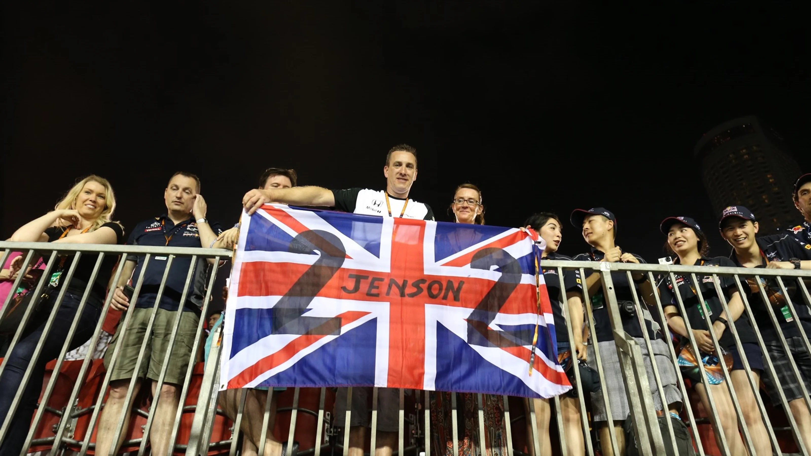 Fans and flag at Formula One World Championship, Rd13, Singapore Grand Prix, Race, Marina Bay