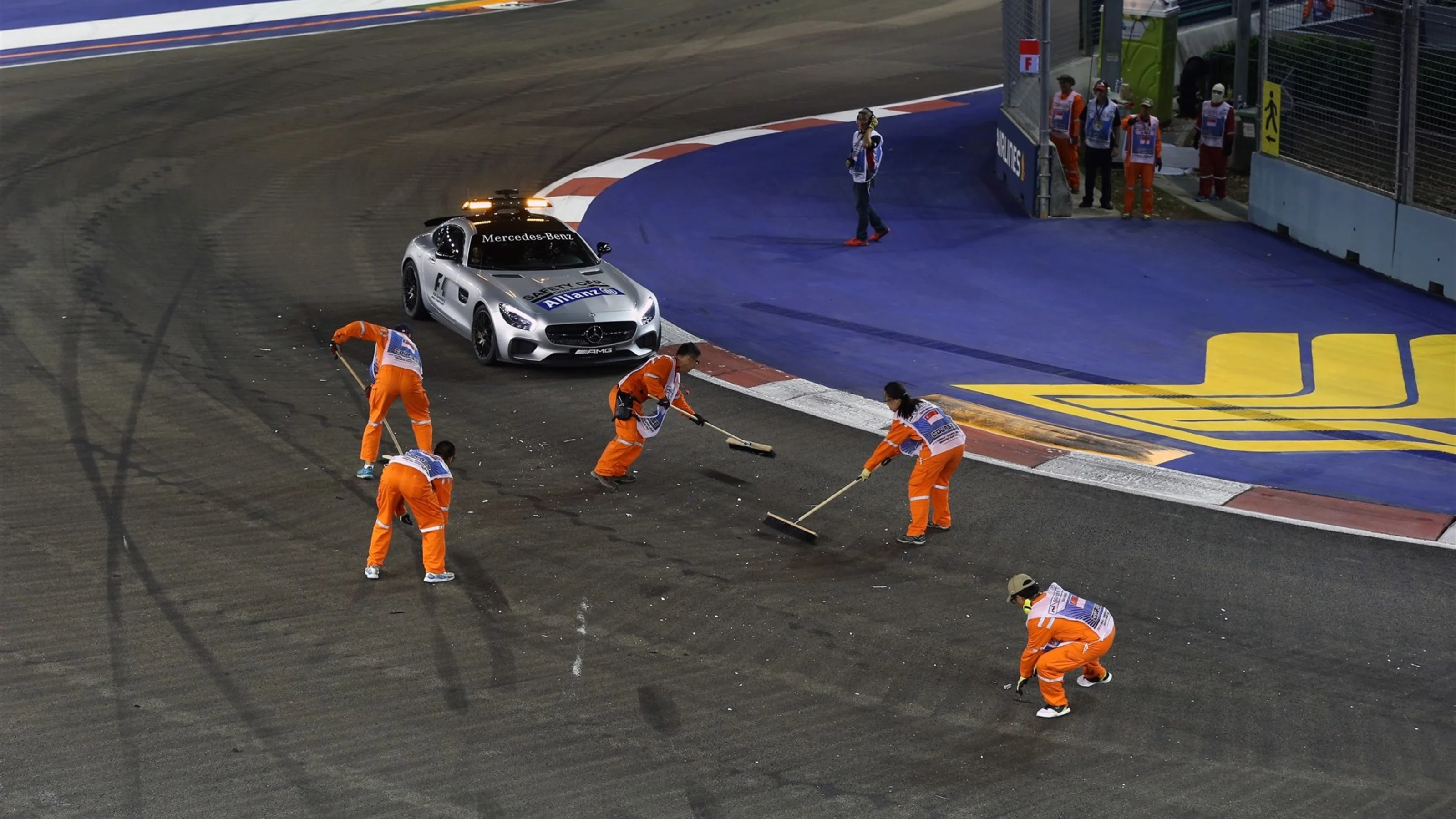 Marshals clear the track at Formula One World Championship, Rd13, Singapore Grand Prix, Race,
