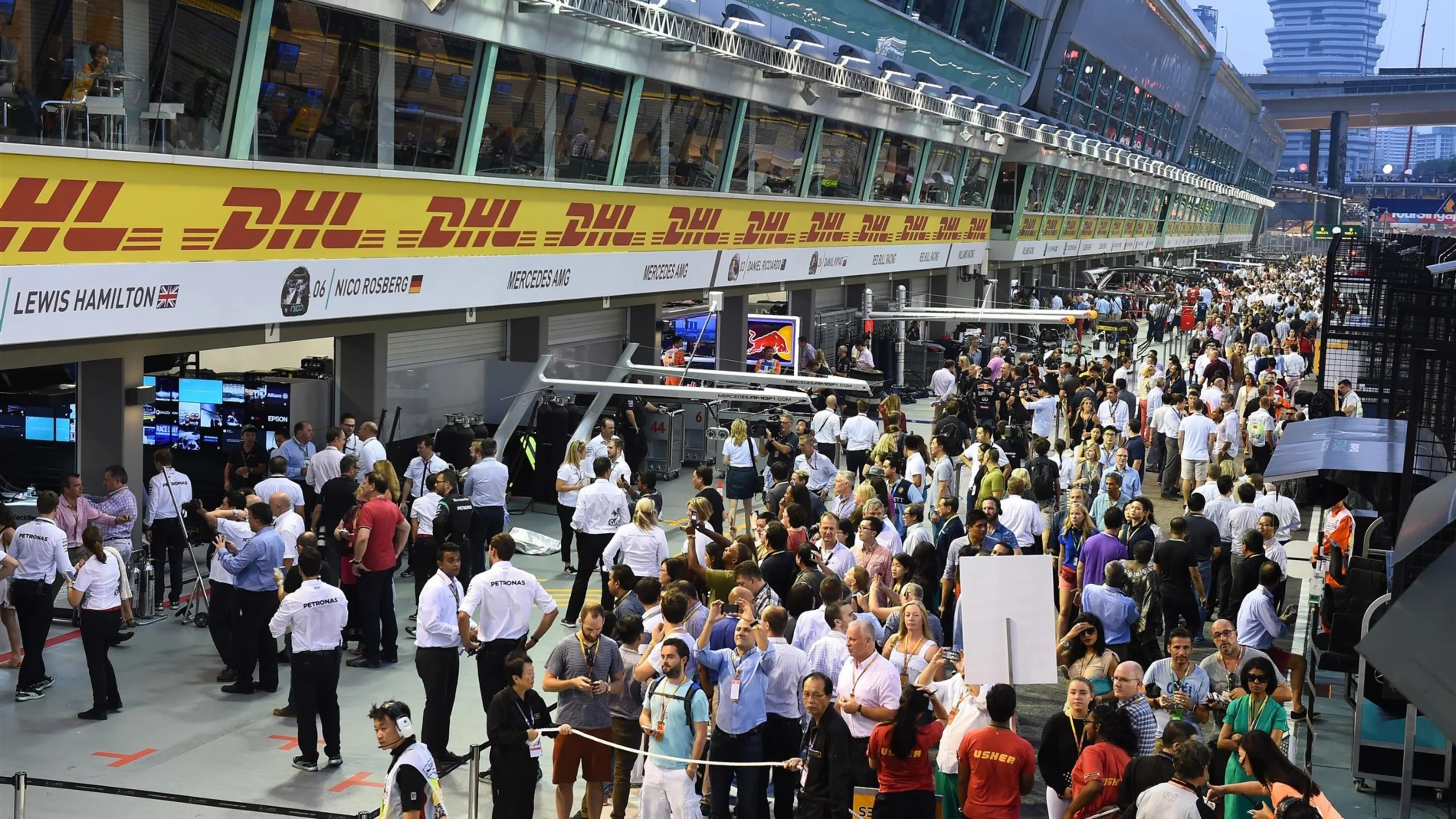 Fans at Formula One World Championship, Rd13, Singapore Grand Prix, Race, Marina Bay Street