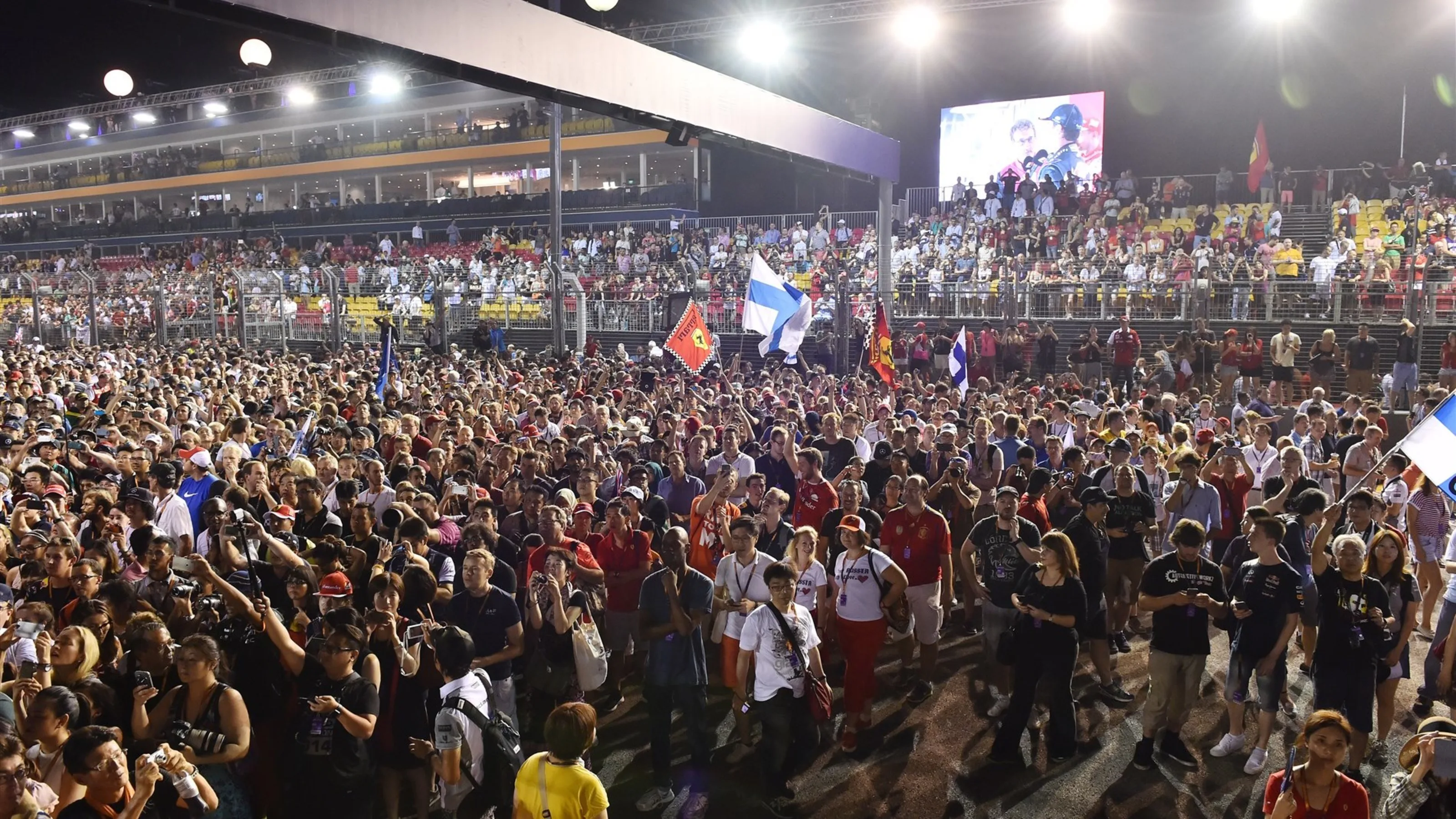 Fans at Formula One World Championship, Rd13, Singapore Grand Prix, Race, Marina Bay Street