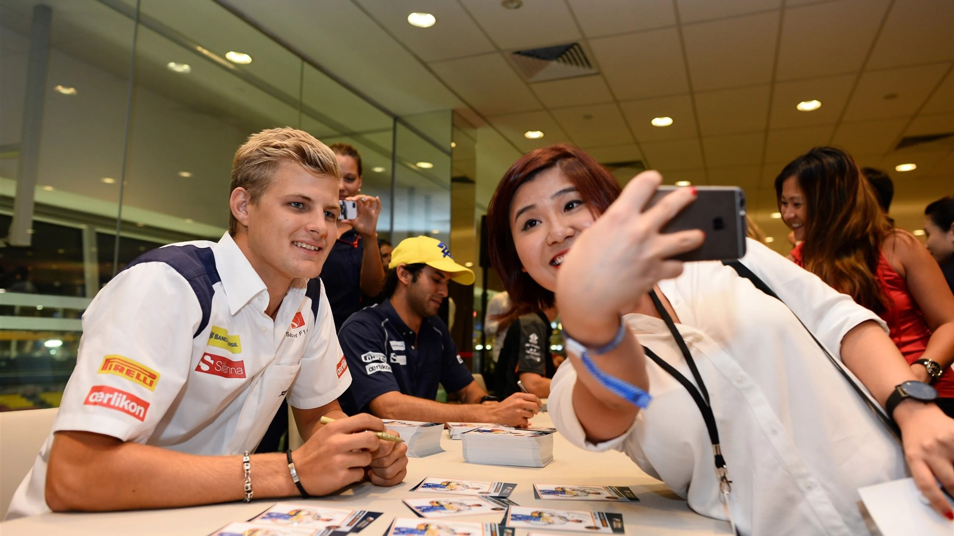 Marcus Ericsson (SWE) Sauber poses for a selfie with a fan at the autograph session at Formula One