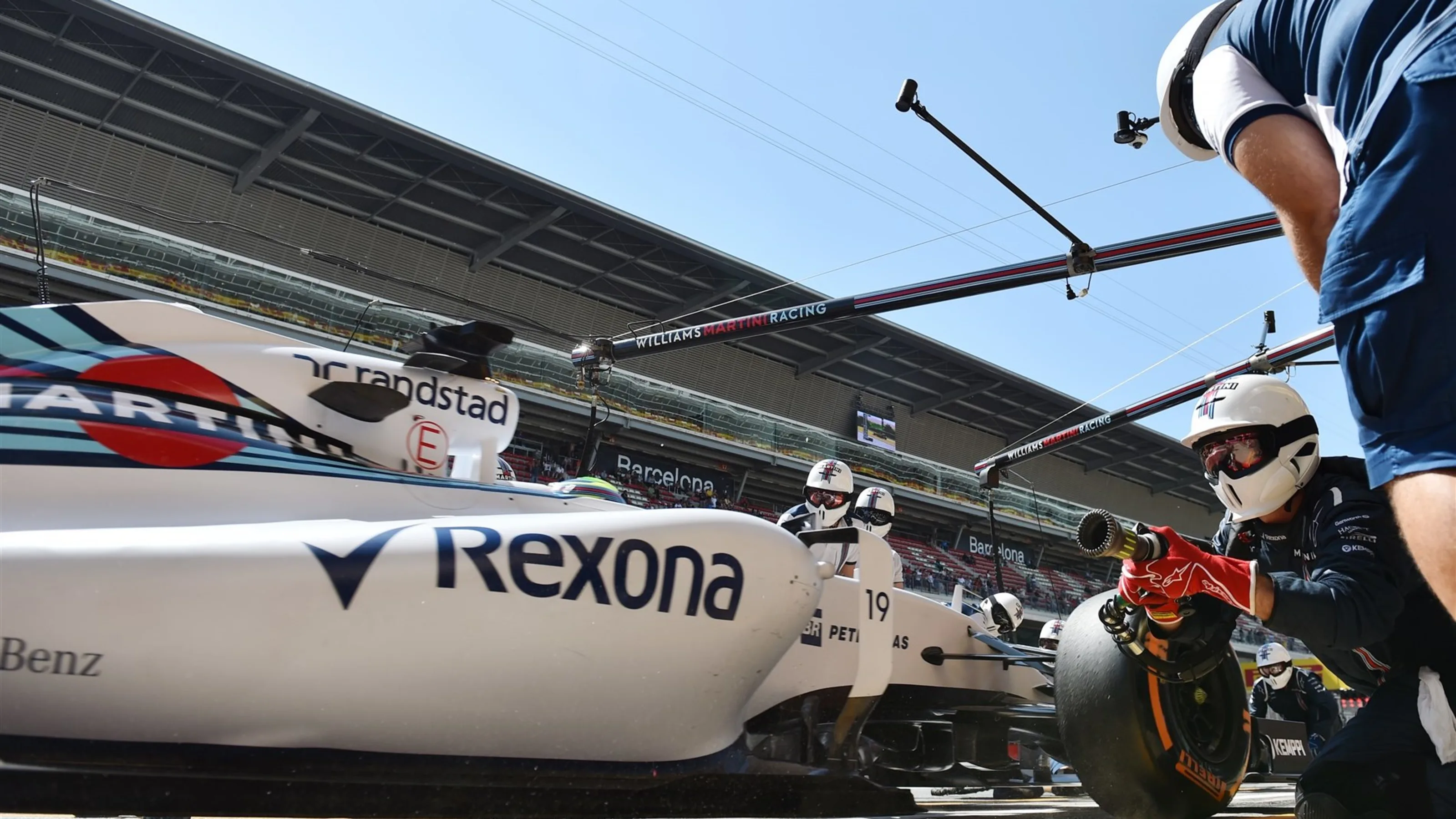 Felipe Massa (BRA) Williams FW37 makes a pit stop at Formula One World Championship, Rd5, Spanish
