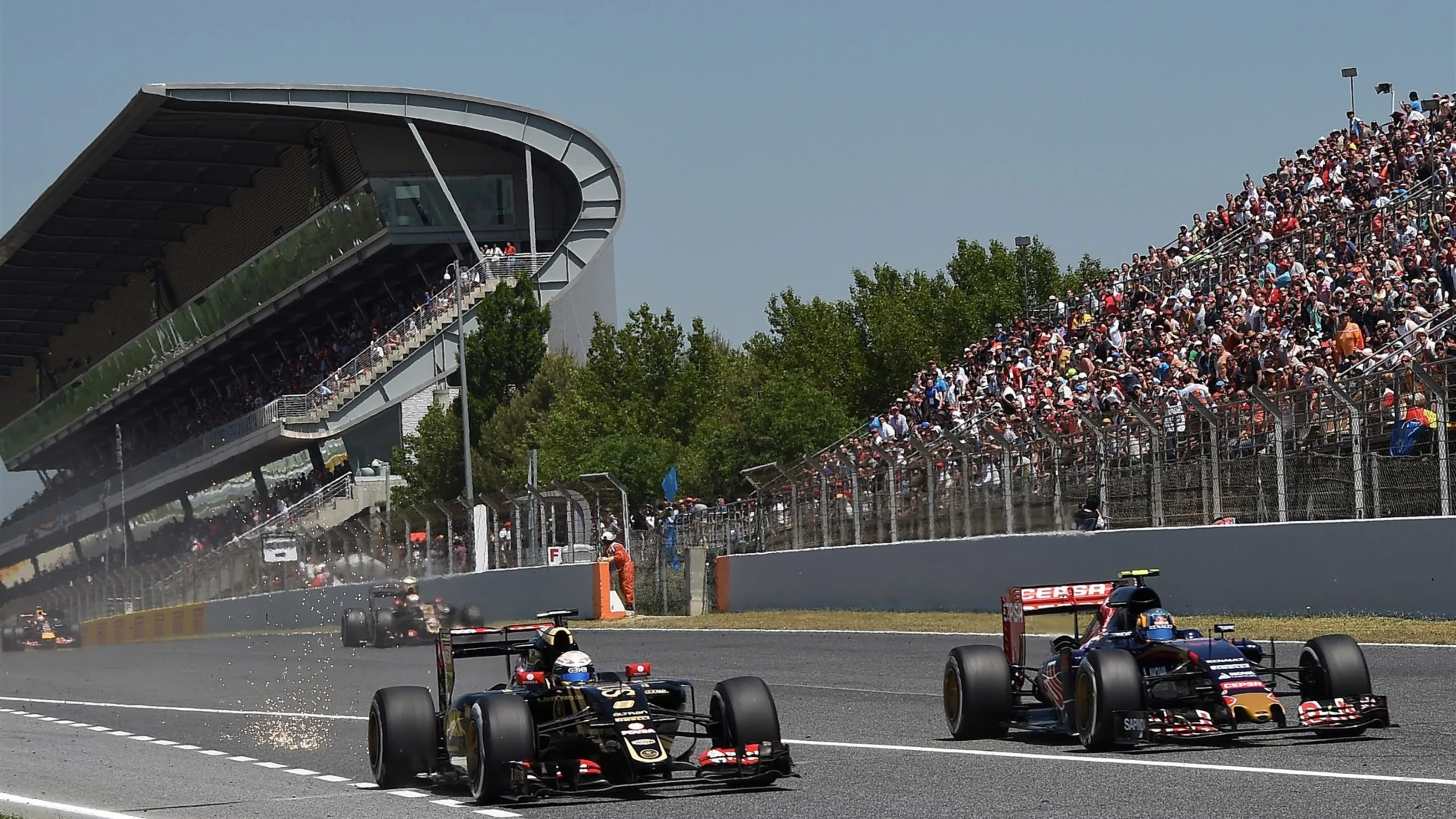 Romain Grosjean (FRA) Lotus E23 Hybrid and Carlos Sainz jr (ESP) Scuderia Toro Rosso STR10 battle