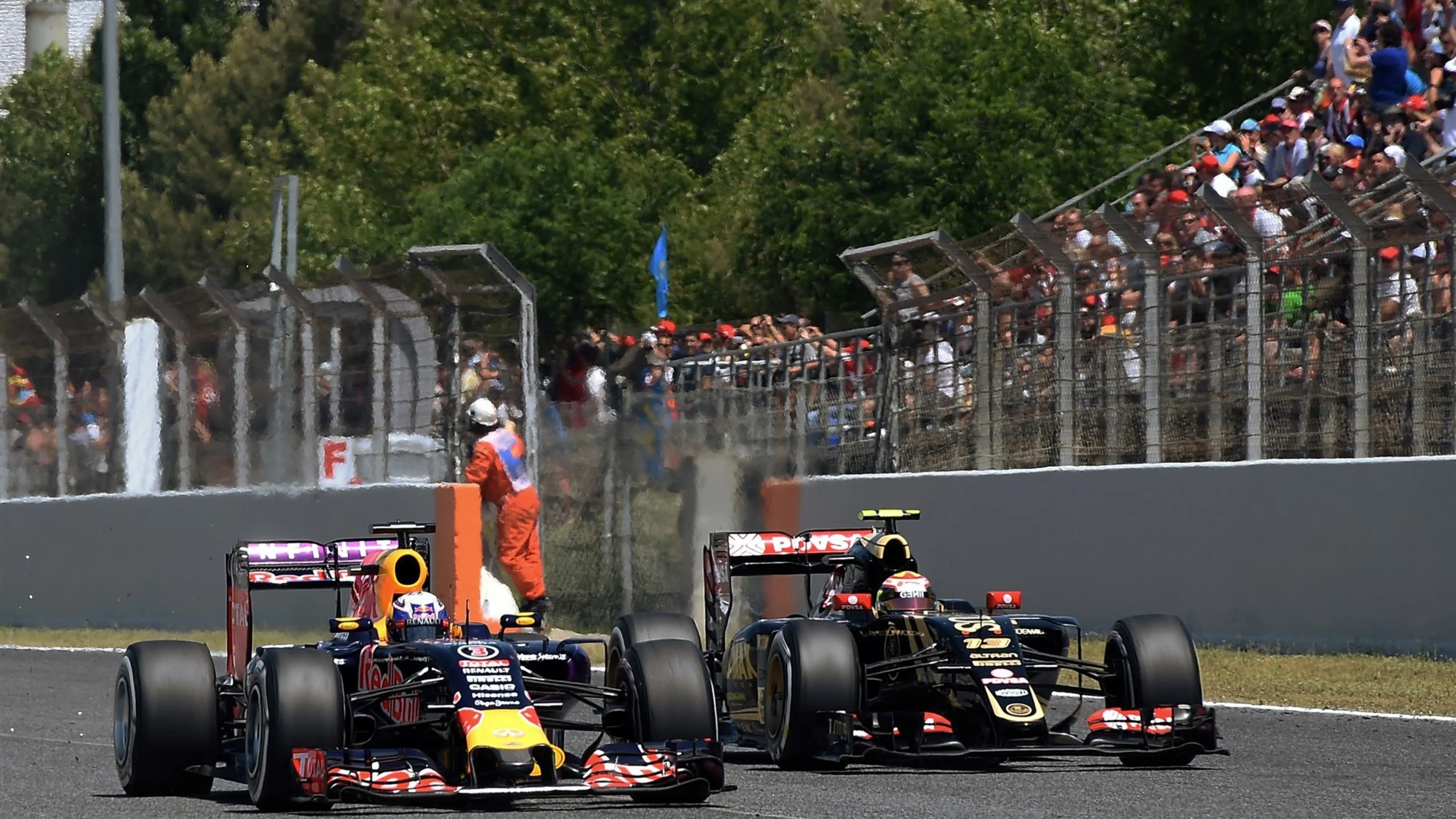 Daniel Ricciardo (AUS) Red Bull Racing RB11 and Pastor Maldonado (VEN) Lotus E23 Hybrid at the