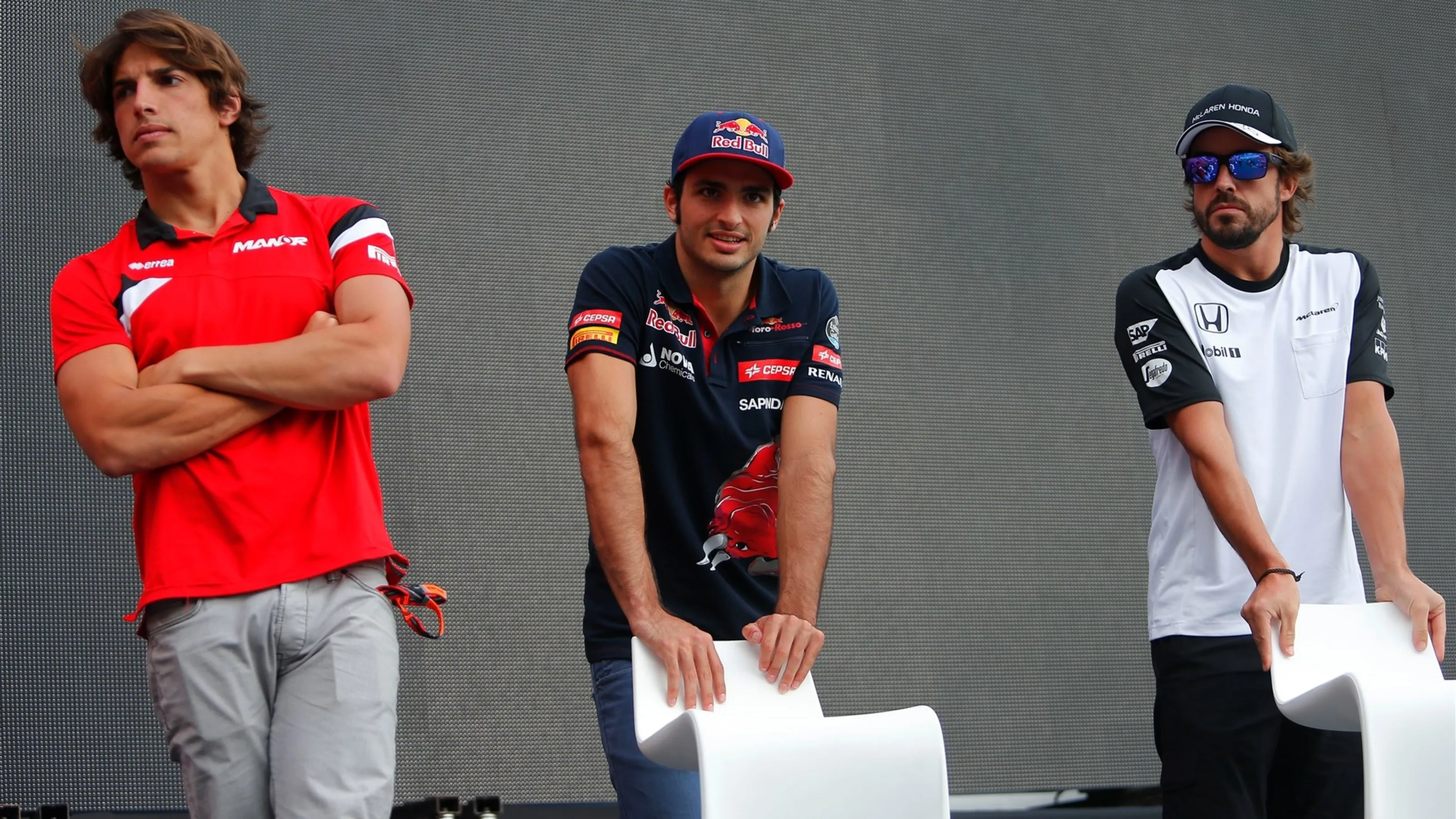 Roberto Merhi (ESP) Manor GP, Carlos Sainz jr (ESP) Scuderia Toro Rosso, Fernando Alonso (ESP)