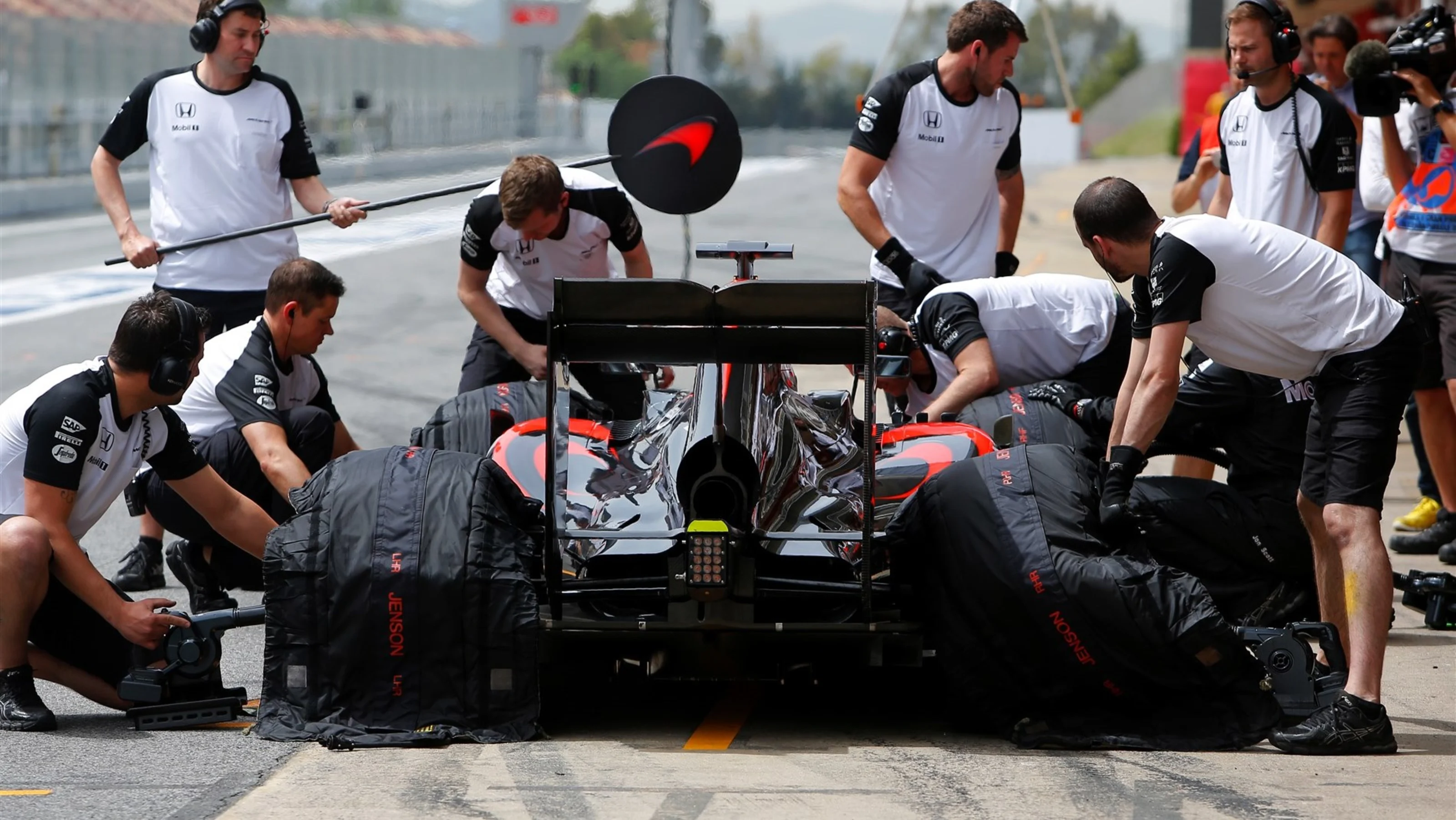 Jenson Button (GBR) McLaren MP4-30 at Formula One Testing, Day Two, Barcelona, Spain, 13 May 2015.