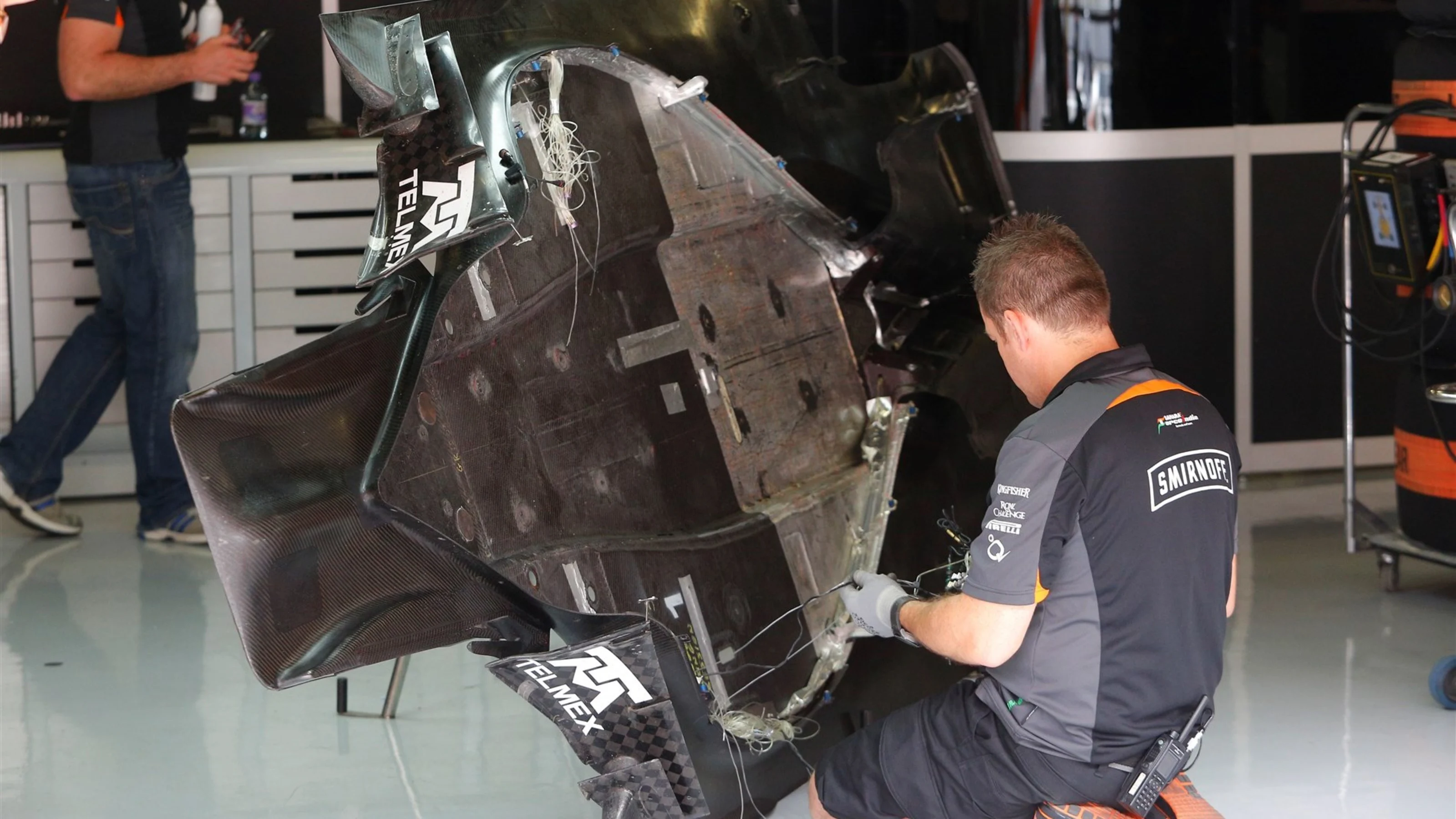 Force India F1 Mechanic with Force India VJM08 floor at Formula One Testing, Day Two, Barcelona,