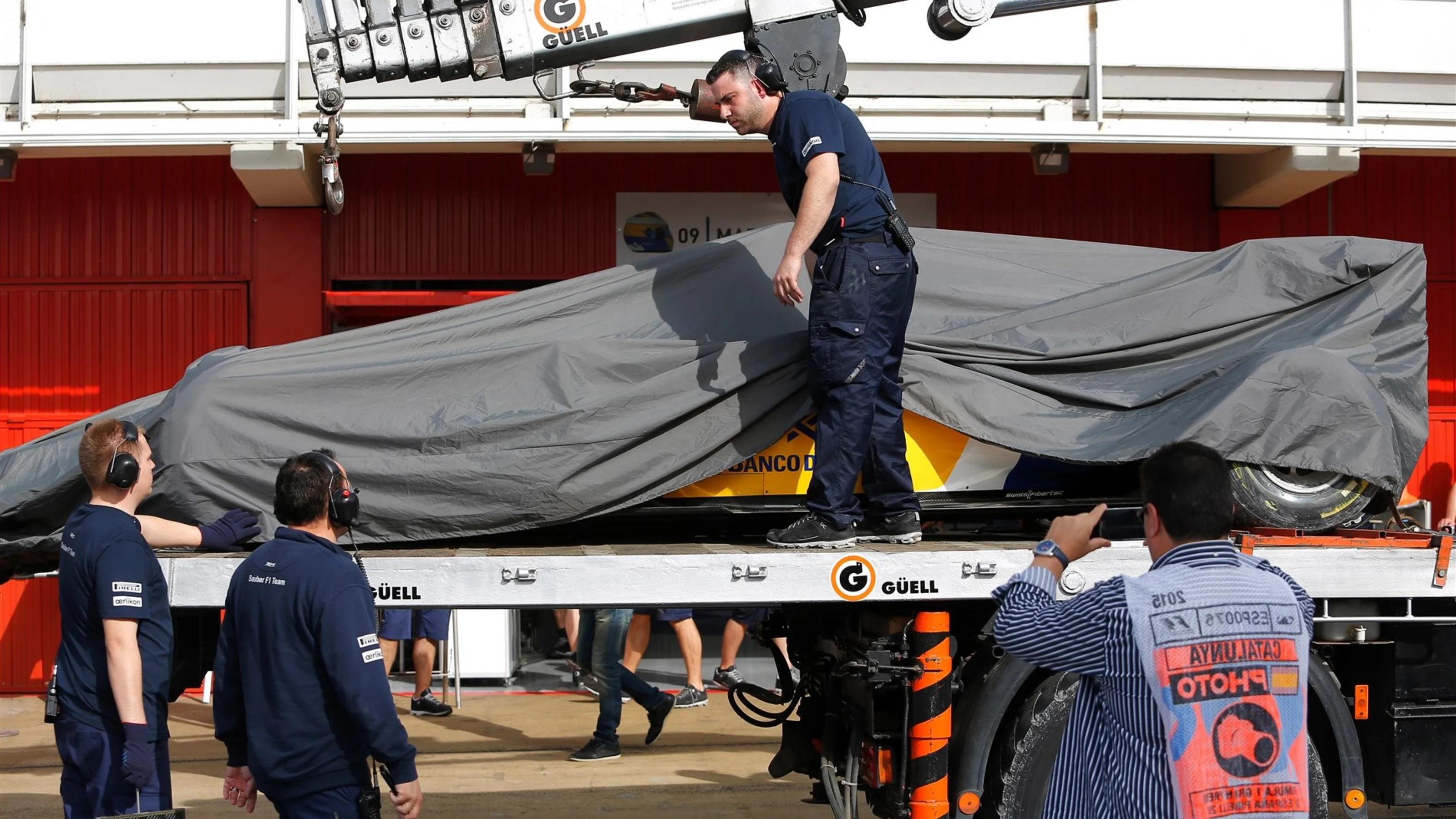 The car of Raffaele Marciello (ITA) Sauber C34 is recovered to the pits at Formula One Testing, Day