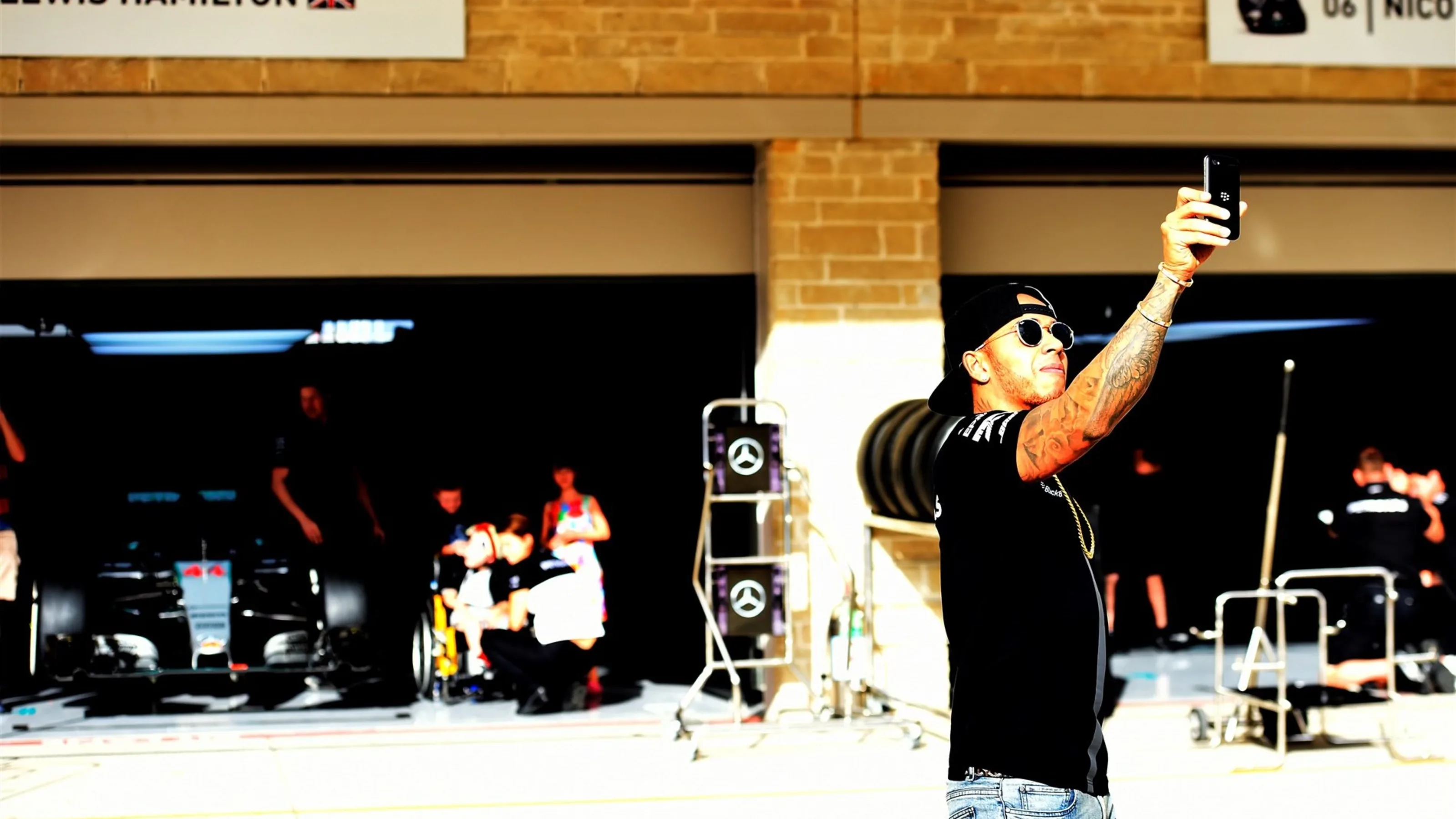 Lewis Hamilton (GBR) Mercedes AMG F1 takes a selfie at Formula One World Championship, Rd16, United