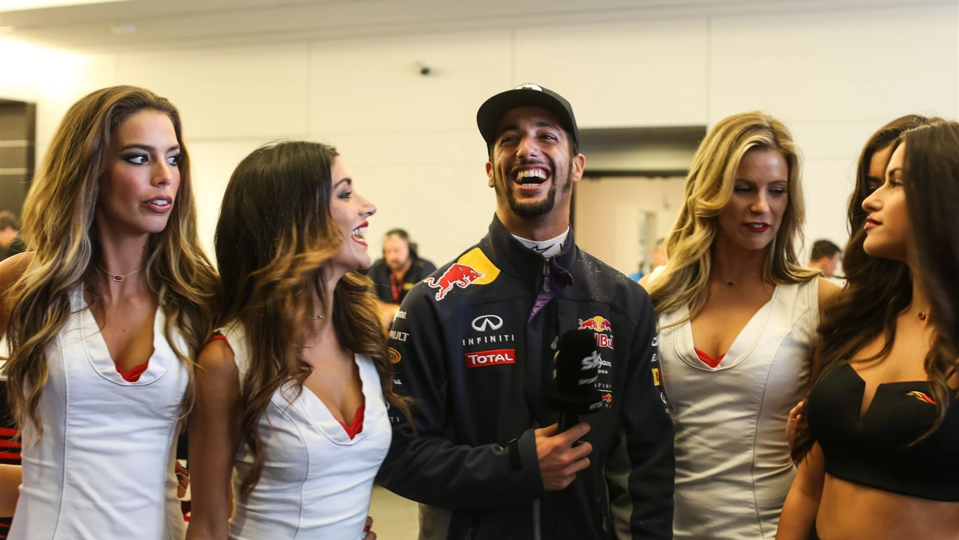 Daniel Ricciardo (AUS) Red Bull Racing and the grid girls at Formula One World Championship, Rd16,