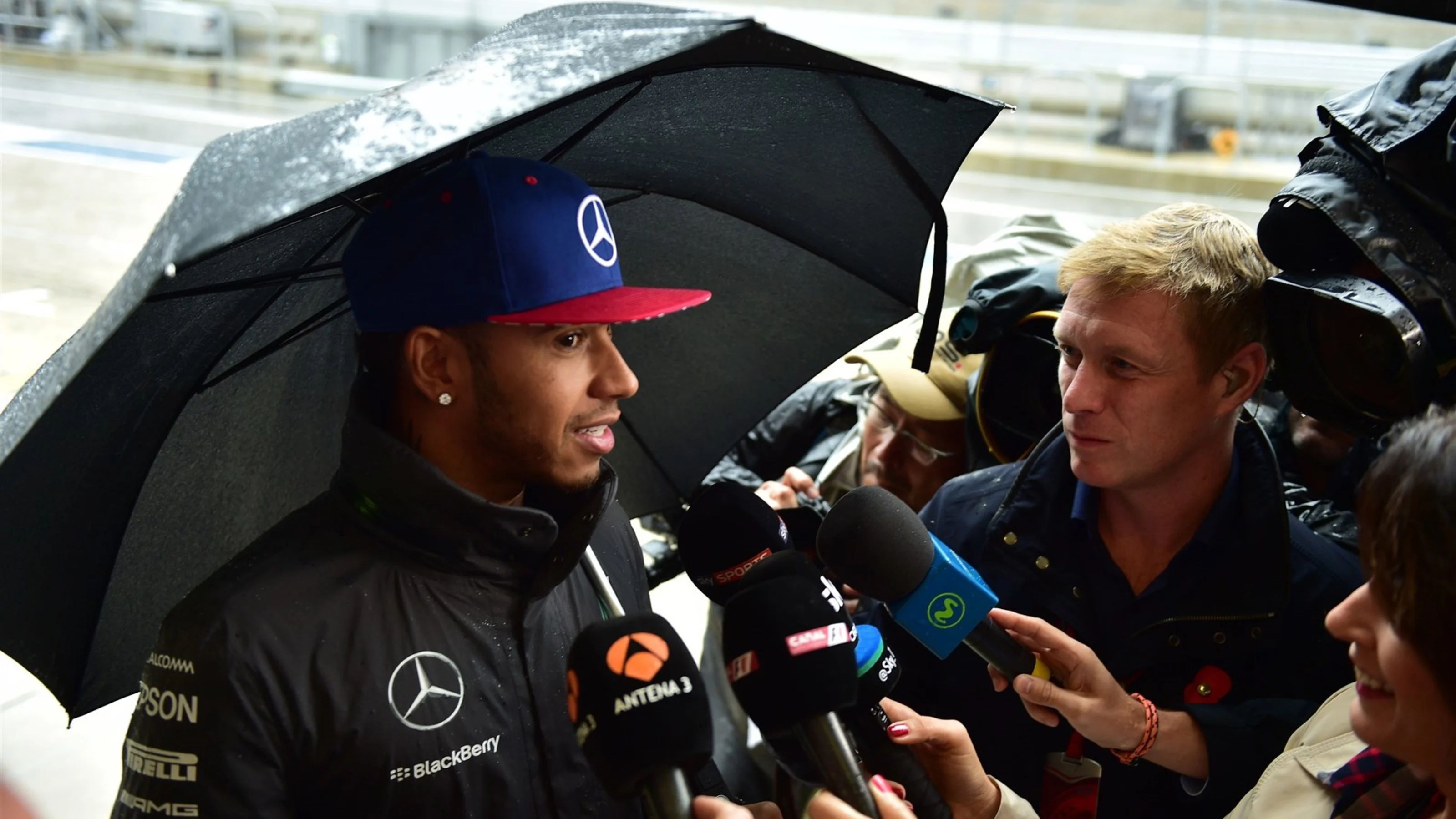 Lewis Hamilton (GBR) Mercedes AMG F1 talks with Simon Lazenby (GBR) Sky TV at Formula One World