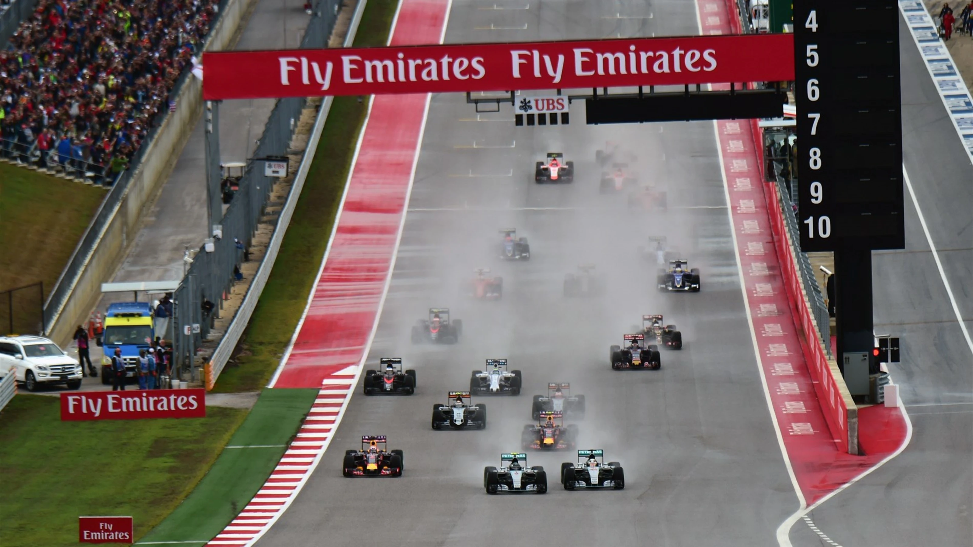 Lewis Hamilton (GBR) Mercedes AMG F1 W06 and Nico Rosberg (GER) Mercedes AMG F1 W06 battle for