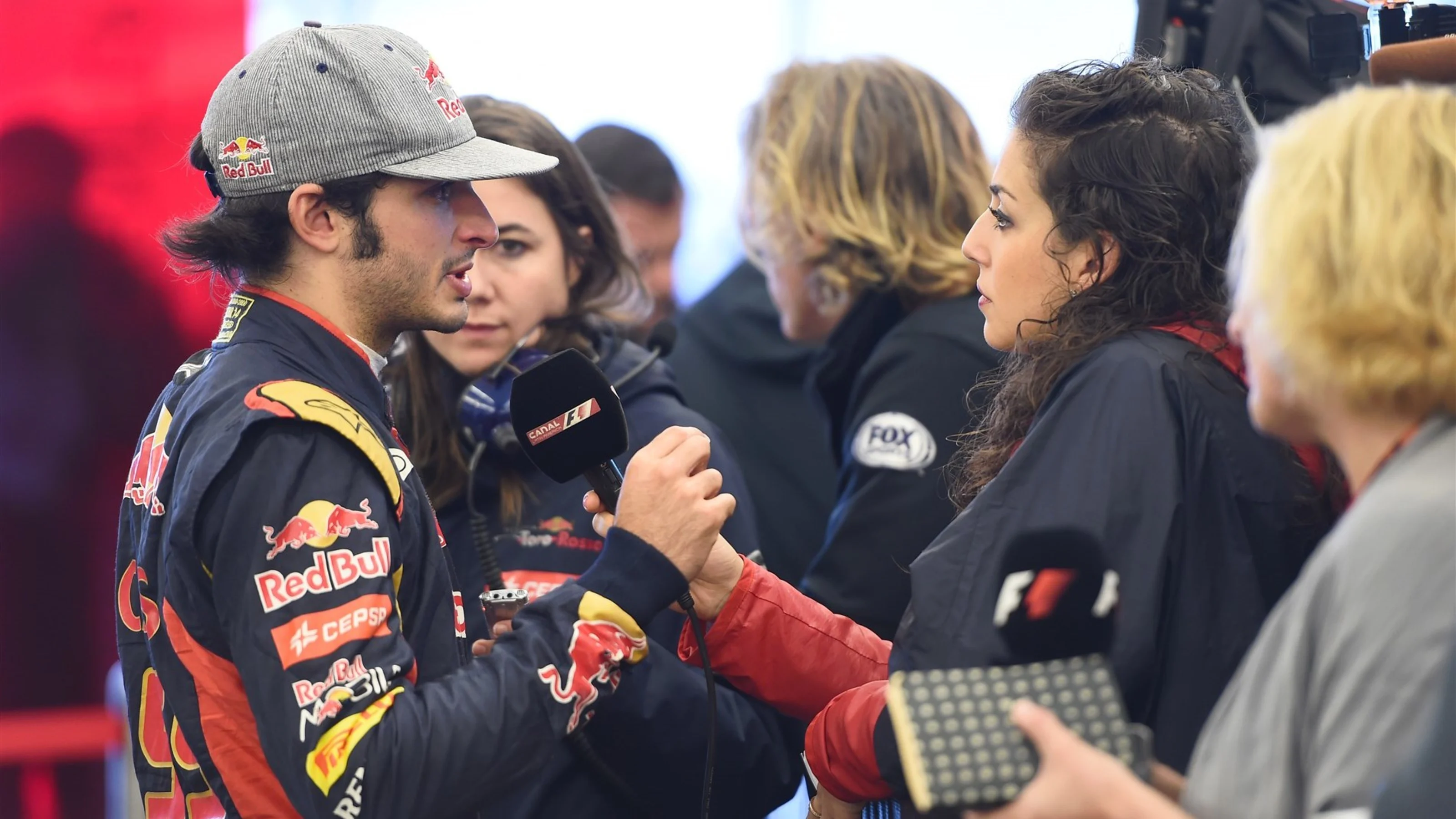 Carlos Sainz jr (ESP) Scuderia Toro Rosso talks with the media at Formula One World Championship,