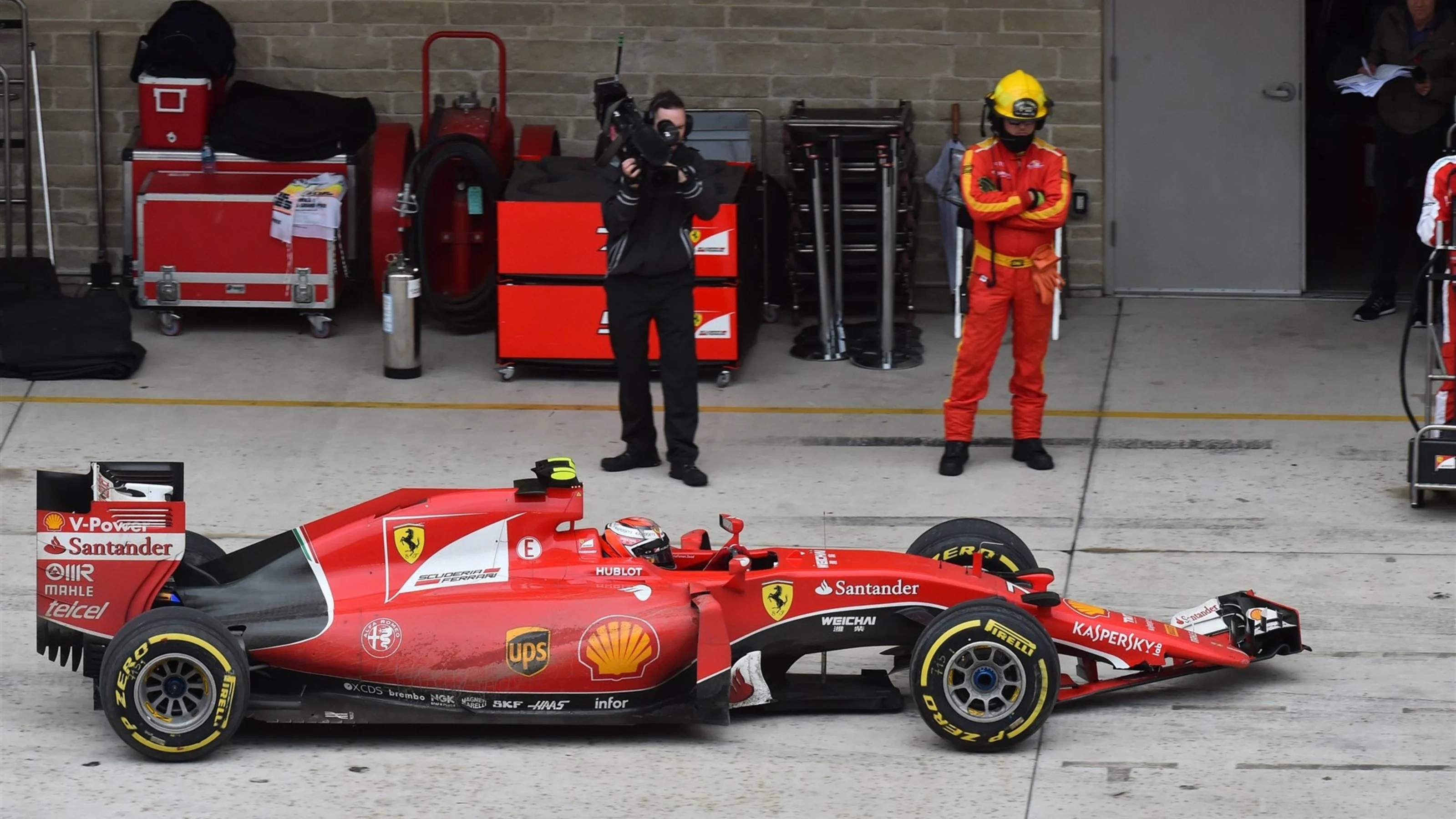 Kimi Raikkonen (FIN) Ferrari SF15-T pits with broken front wing at Formula One World Championship,