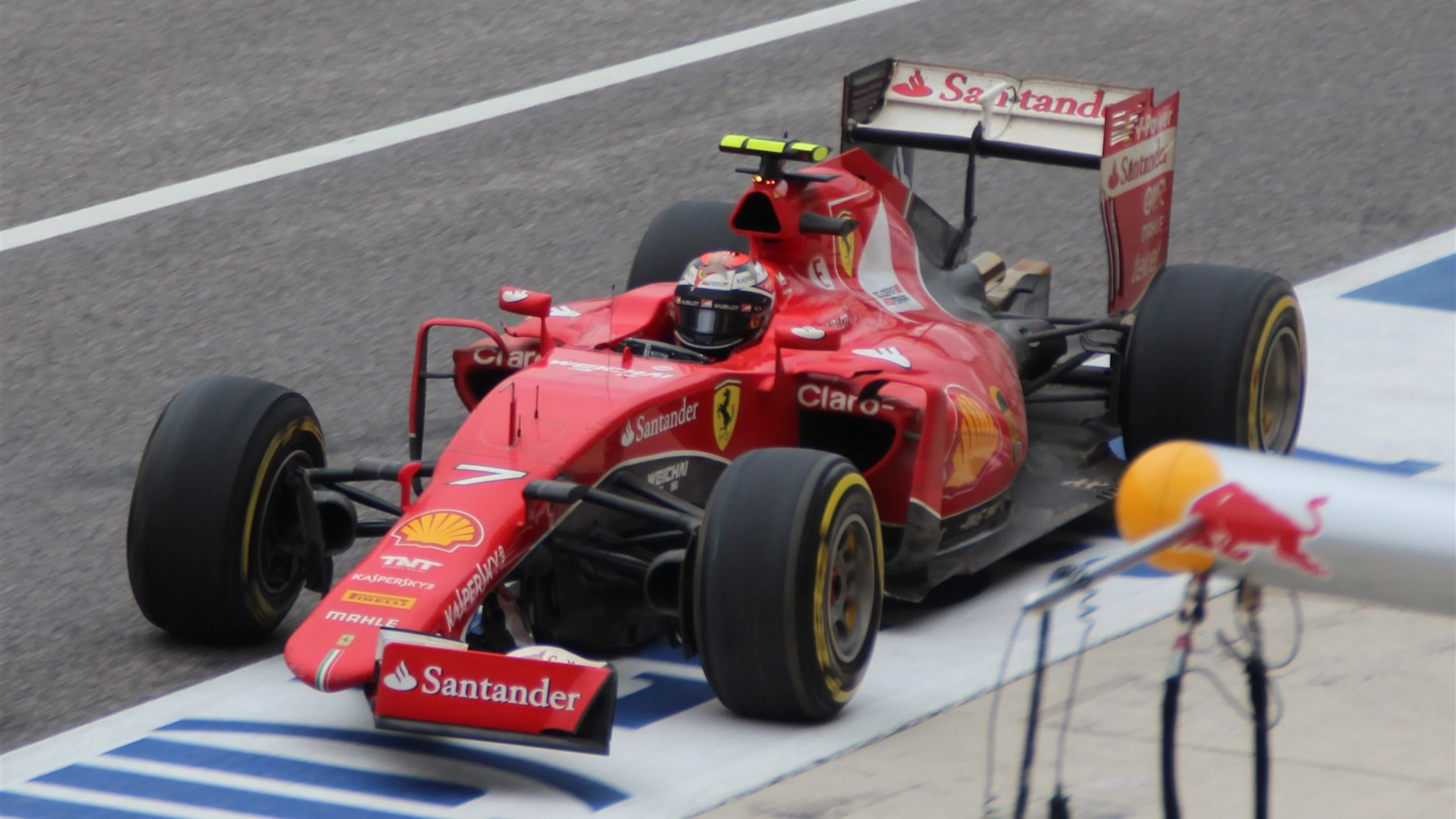 Kimi Raikkonen (FIN) Ferrari SF15-T with broken front wing at Formula One World Championship, Rd16,