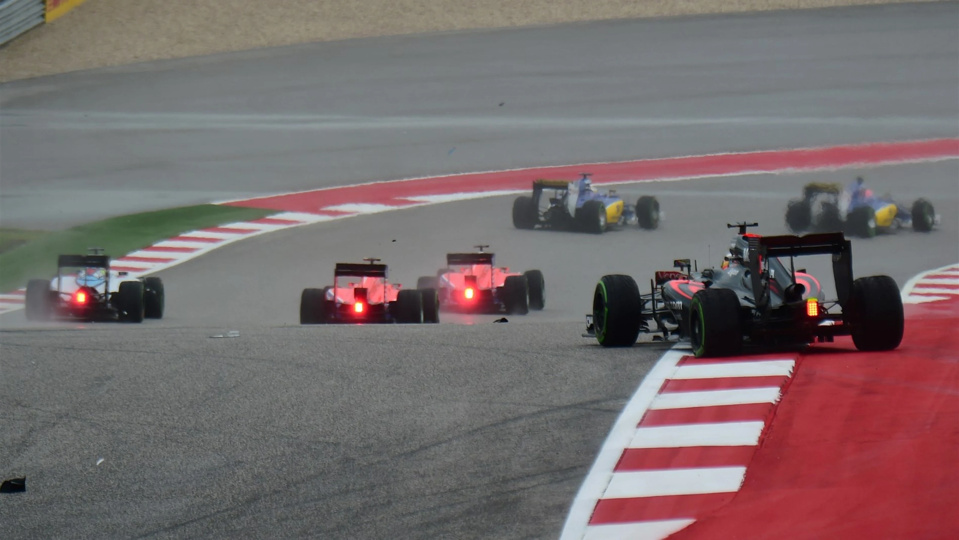 Fernando Alonso (ESP) McLaren MP4-30 with rear puncture at the start of the race at Formula One
