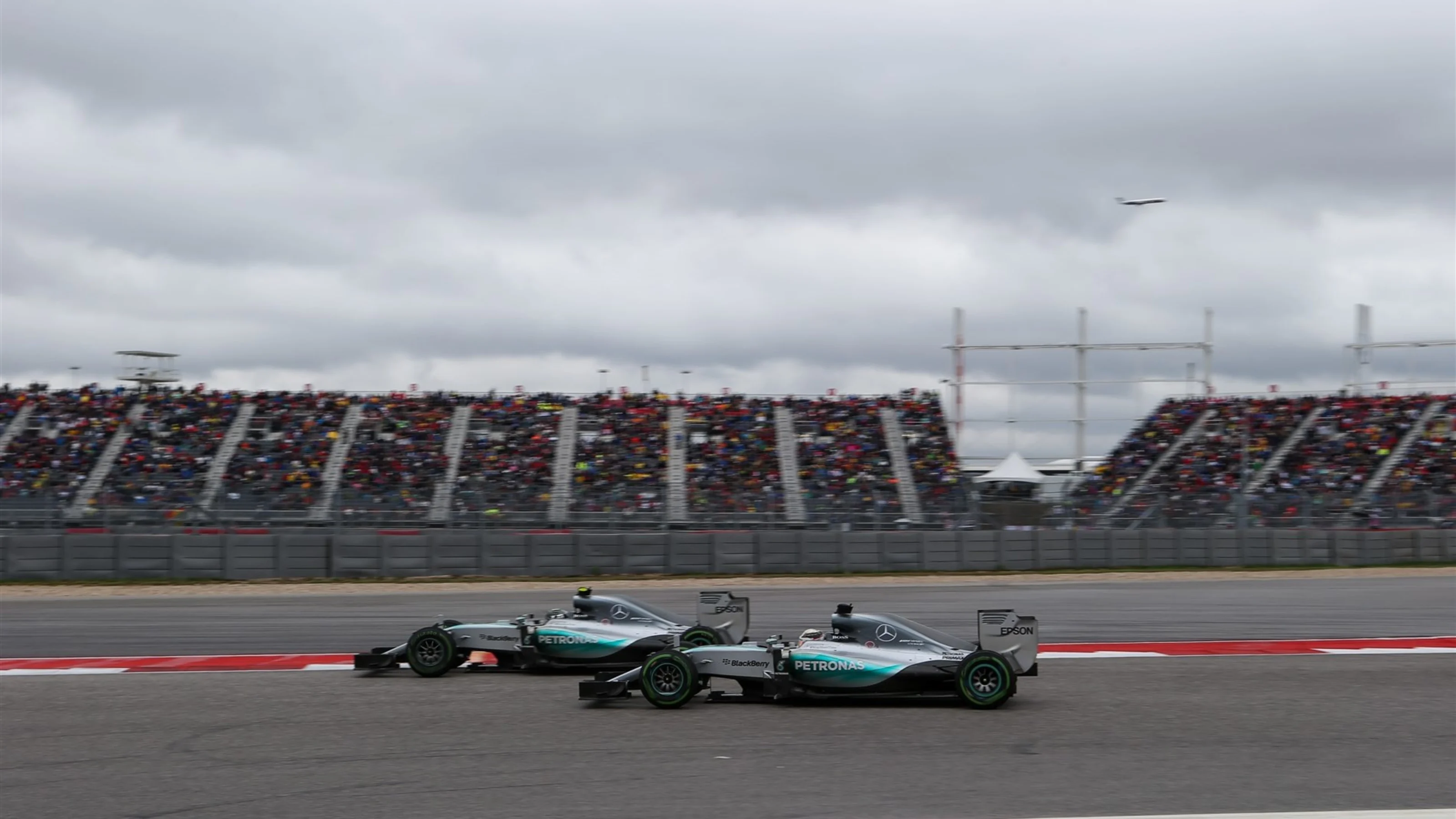Nico Rosberg (GER) Mercedes AMG F1 W06 and Lewis Hamilton (GBR) Mercedes AMG F1 W06 battle at