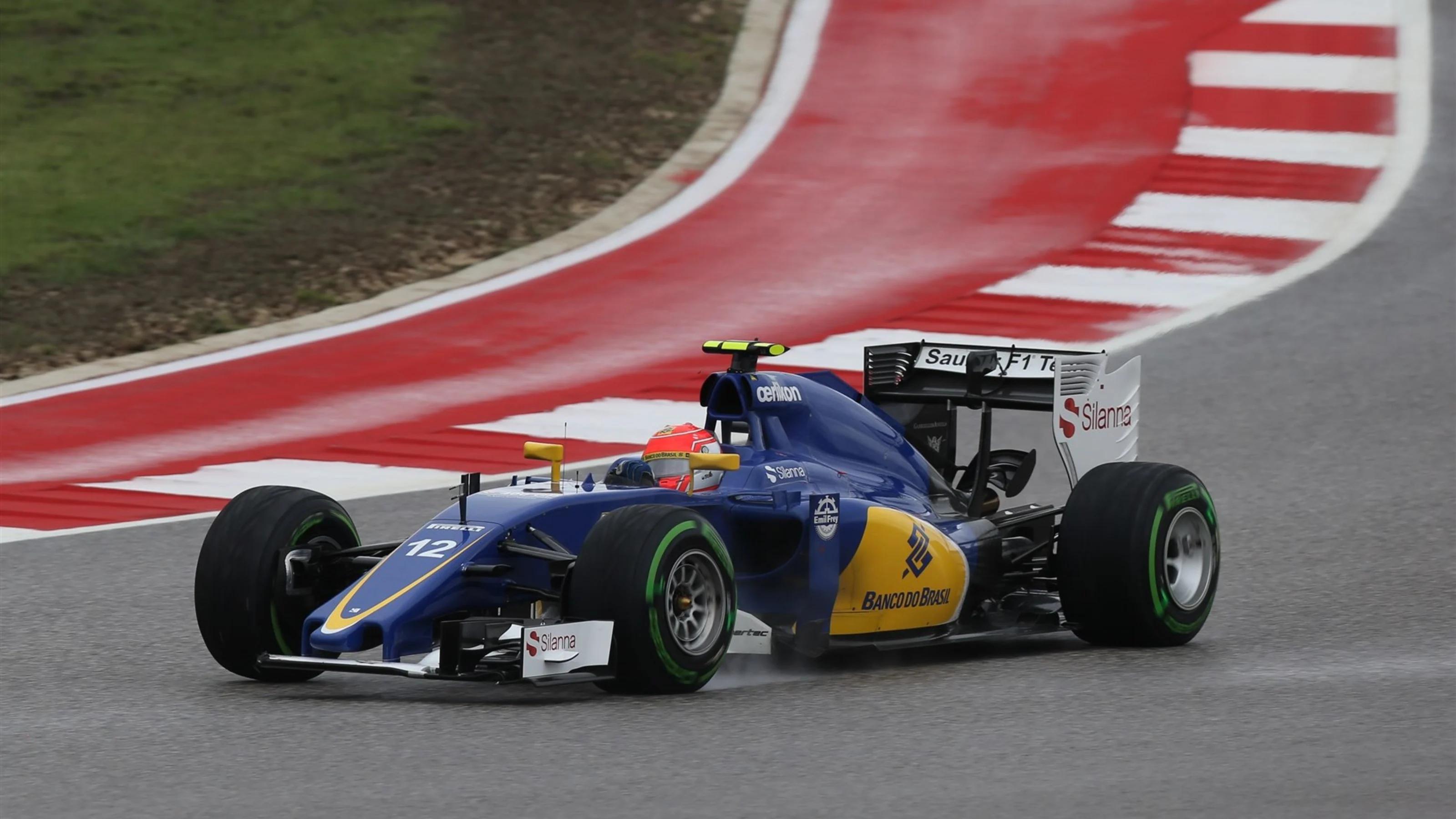 Felipe Nasr (BRA) Sauber C34 with broken front wing at Formula One World Championship, Rd16, United