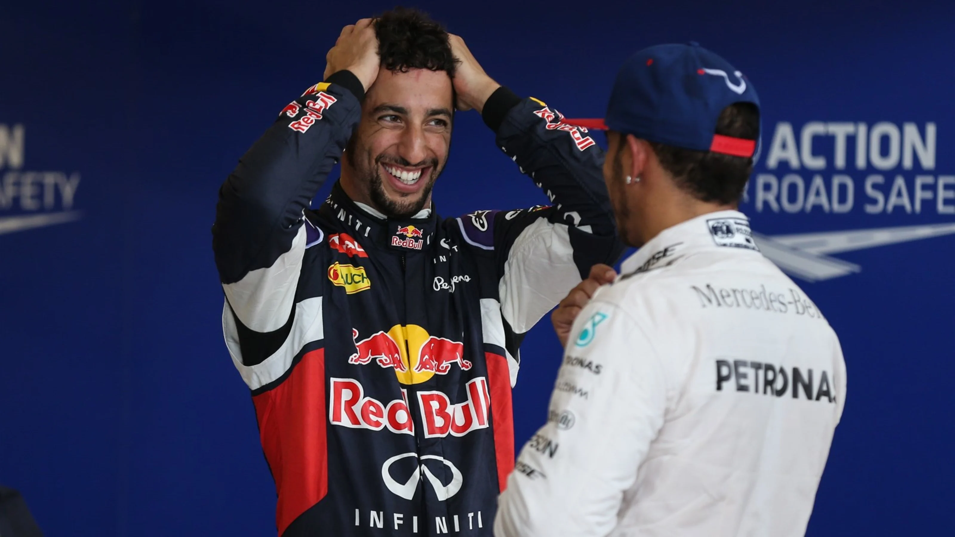 Daniel Ricciardo (AUS) Red Bull Racing celebrates in parc ferme with Lewis Hamilton (GBR) Mercedes