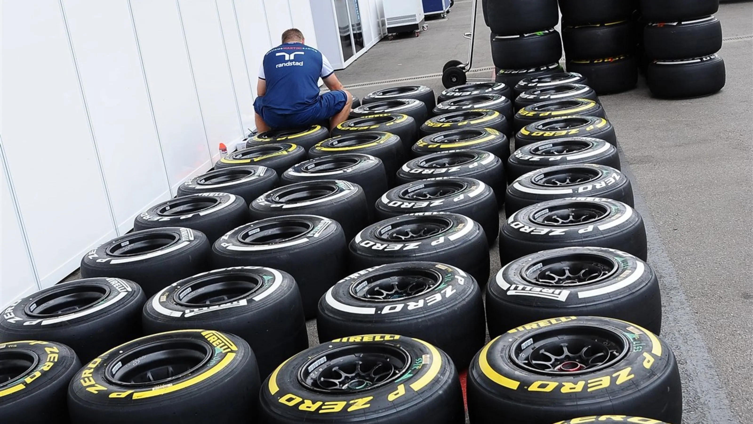 Williams mechanic with Pirelli tyres at Formula One World Championship, Rd16, United States Grand