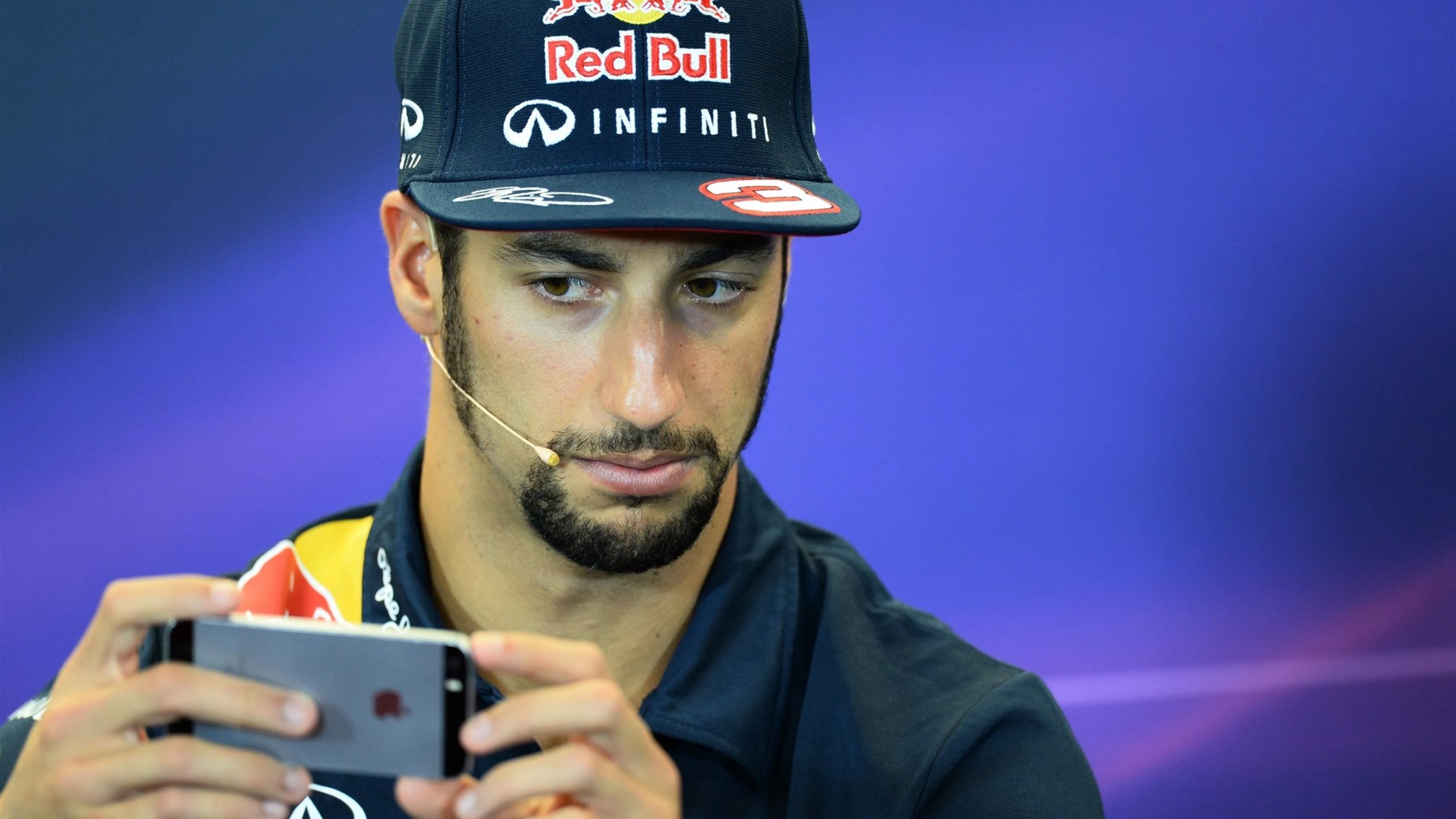 Daniel Ricciardo (AUS) Red Bull Racing selfie in the Press Conference at Formula One World