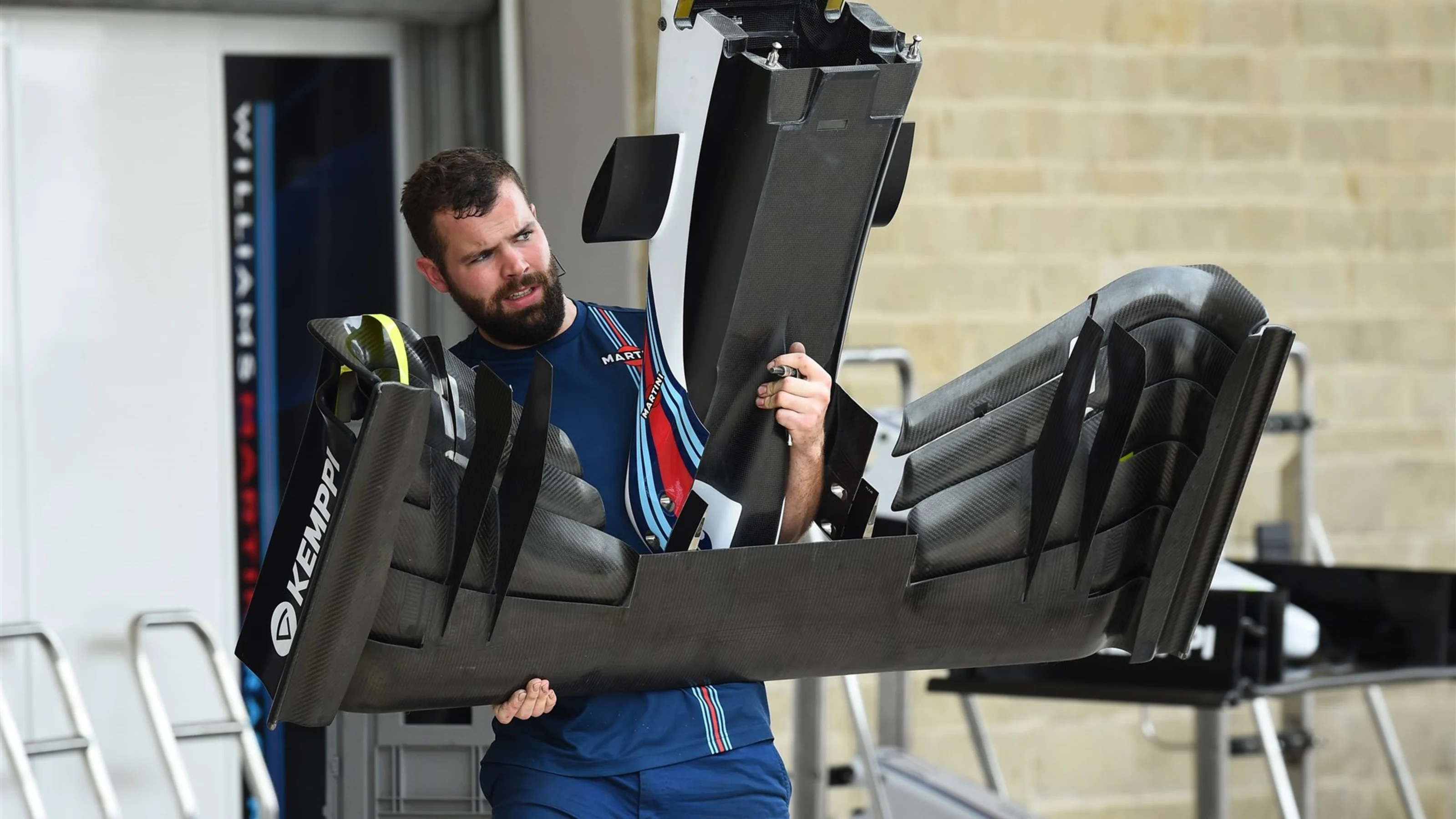 Williams mechanic and Williams FW37 front wing at Formula One World Championship, Rd16, United