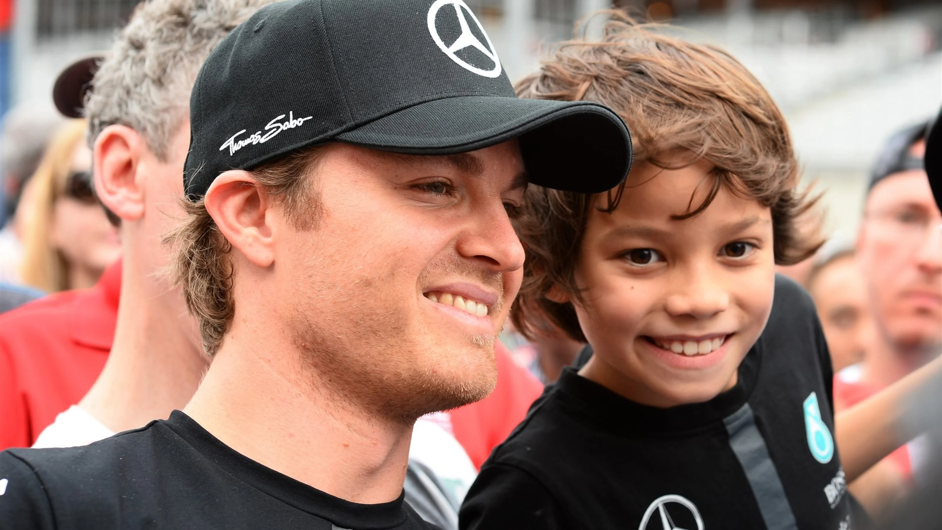 Nico Rosberg (GER) Mercedes AMG F1 and young fan at Formula One World Championship, Rd16, United
