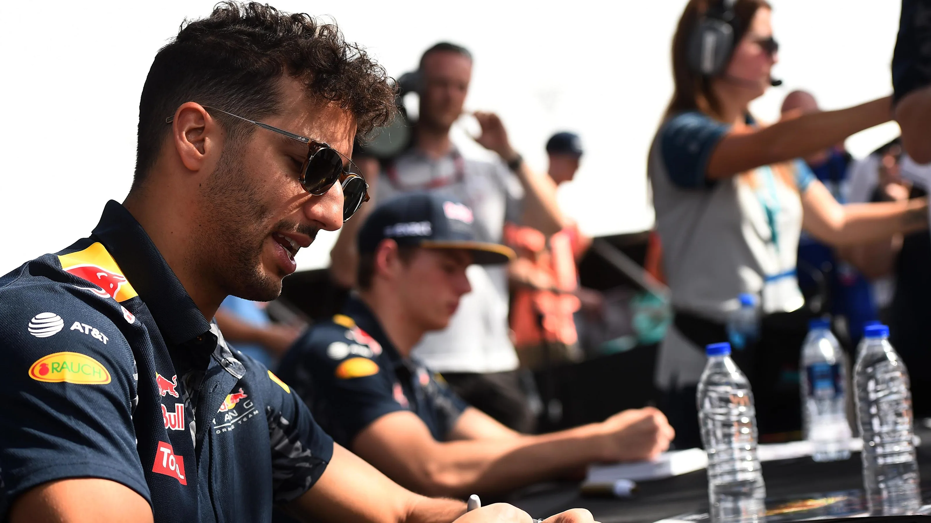 Daniel Ricciardo (AUS) Red Bull Racing and Max Verstappen (NED) Red Bull Racing at the fans
