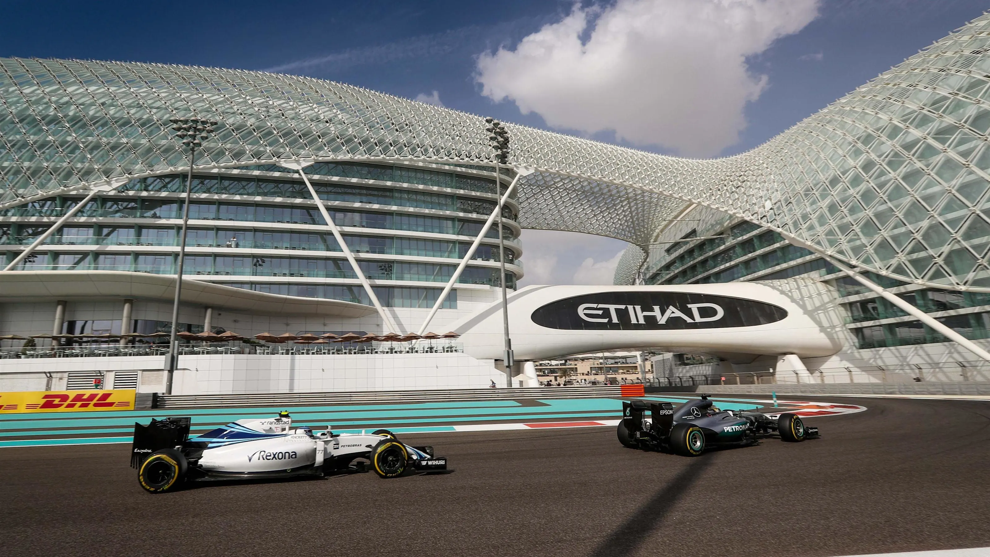 Lewis Hamilton (GBR) Mercedes-Benz F1 W07 Hybrid and Valtteri Bottas (FIN) Williams FW38 at Formula
