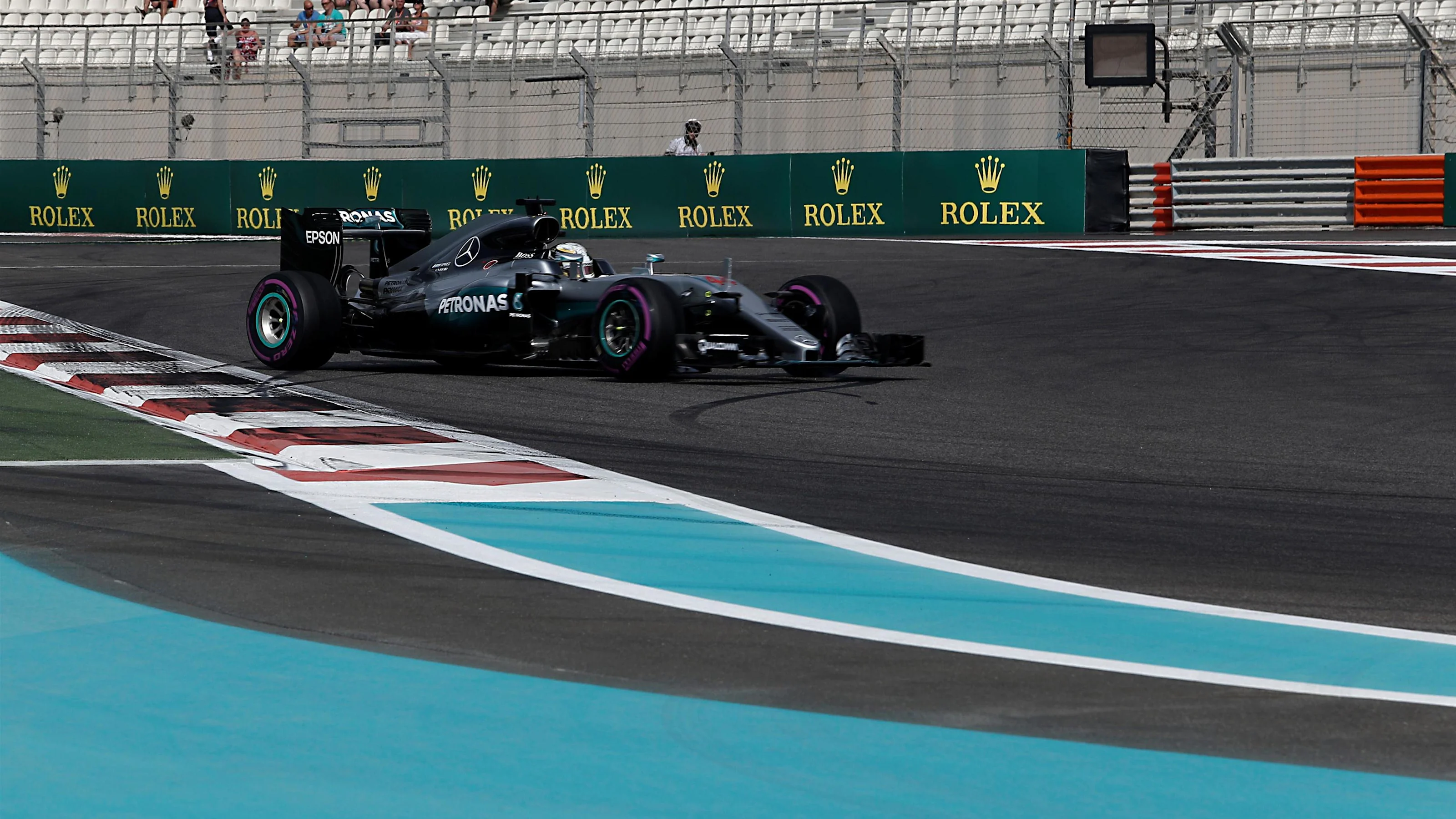 Lewis Hamilton (GBR) Mercedes-Benz F1 W07 Hybrid spins at Formula One World Championship, Rd21, Abu