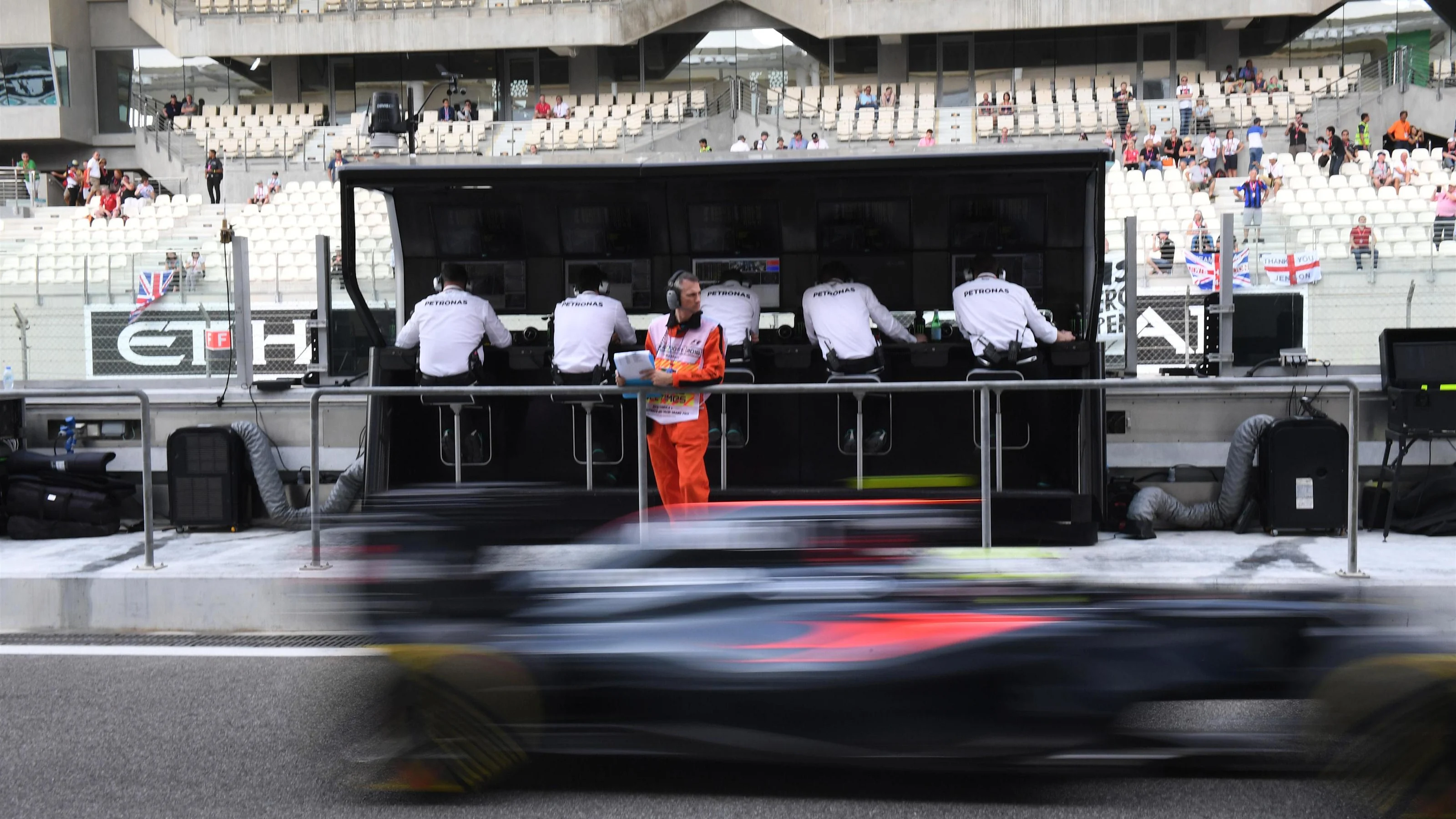 Marshal at Formula One World Championship, Rd21, Abu Dhabi Grand Prix, Practice, Yas Marina