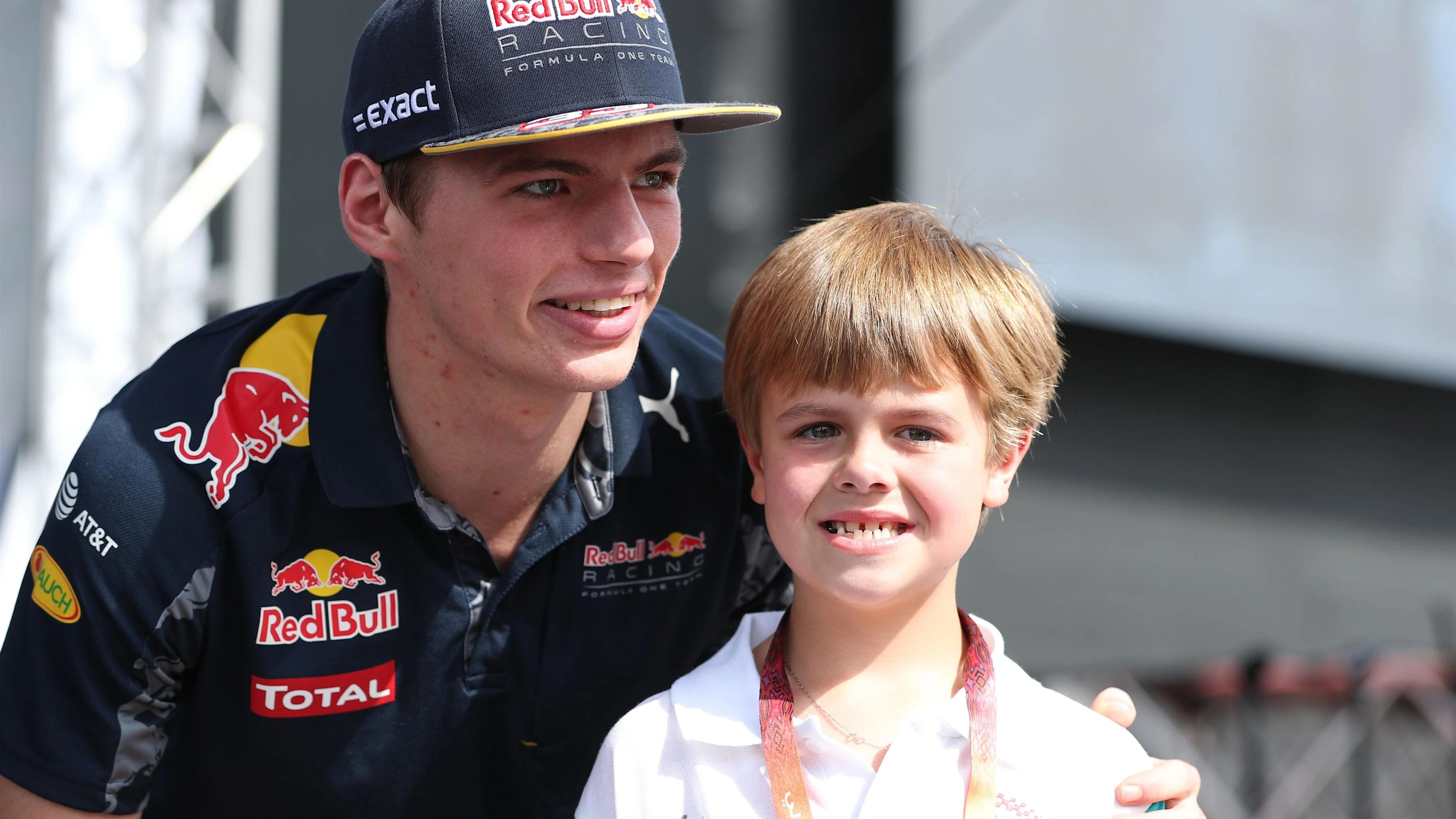 Max Verstappen (NED) Red Bull Racing and young fan at Formula One World Championship, Rd21, Abu