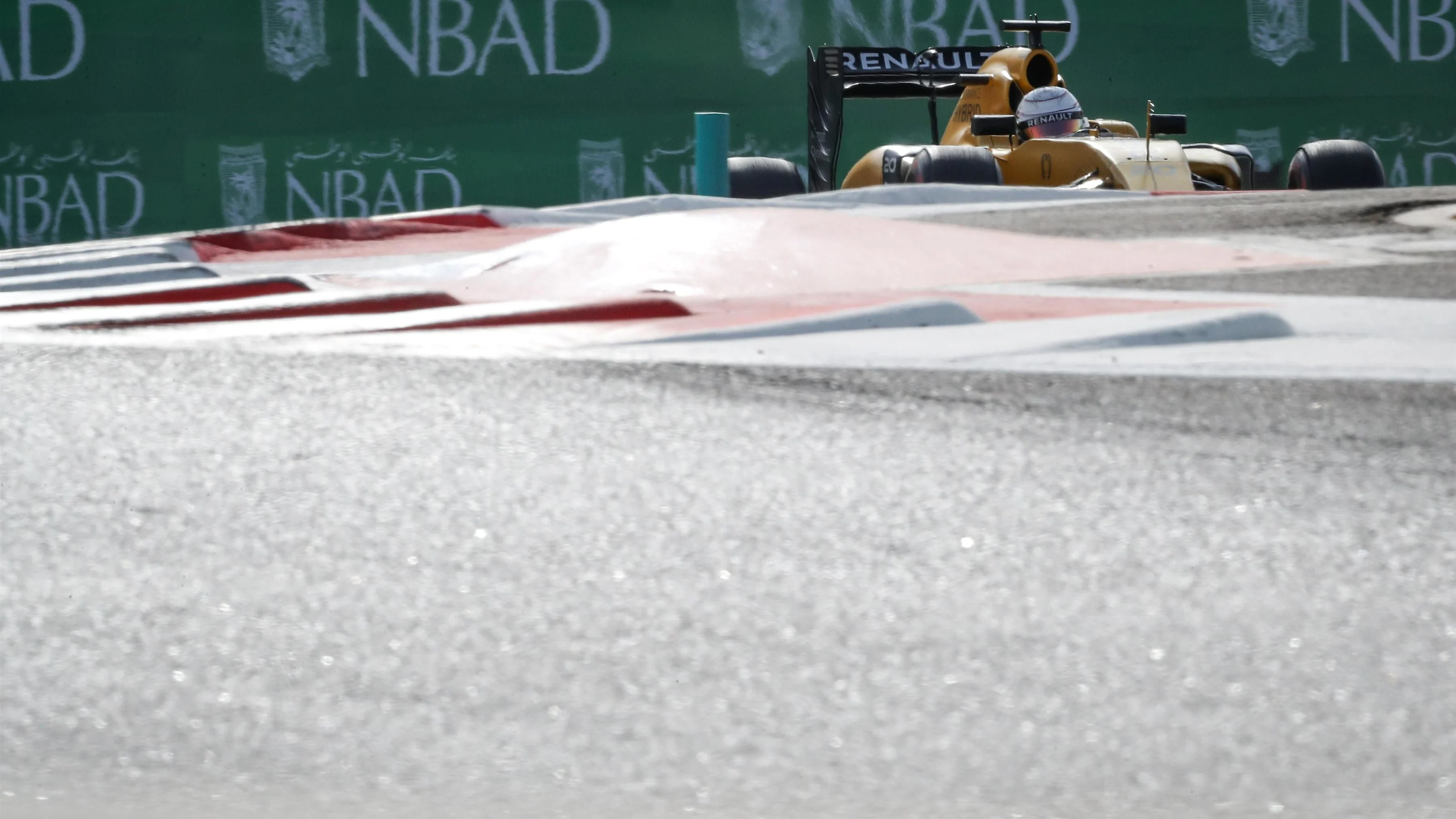 Kevin Magnussen (DEN) Renault Sport F1 Team RS16 at Formula One World Championship, Rd21, Abu Dhabi