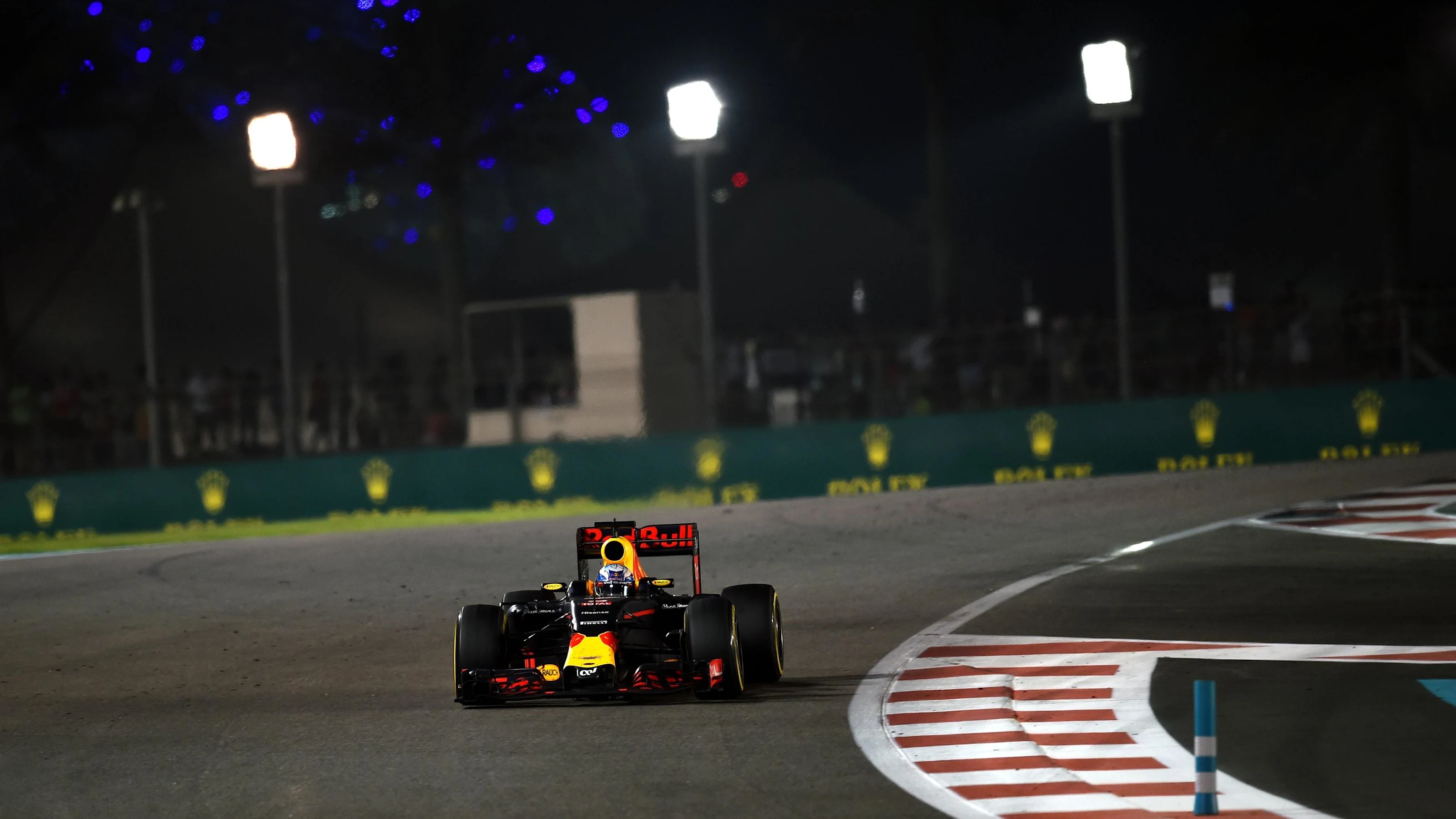 Daniel Ricciardo (AUS) Red Bull Racing RB12 at Formula One World Championship, Rd21, Abu Dhabi